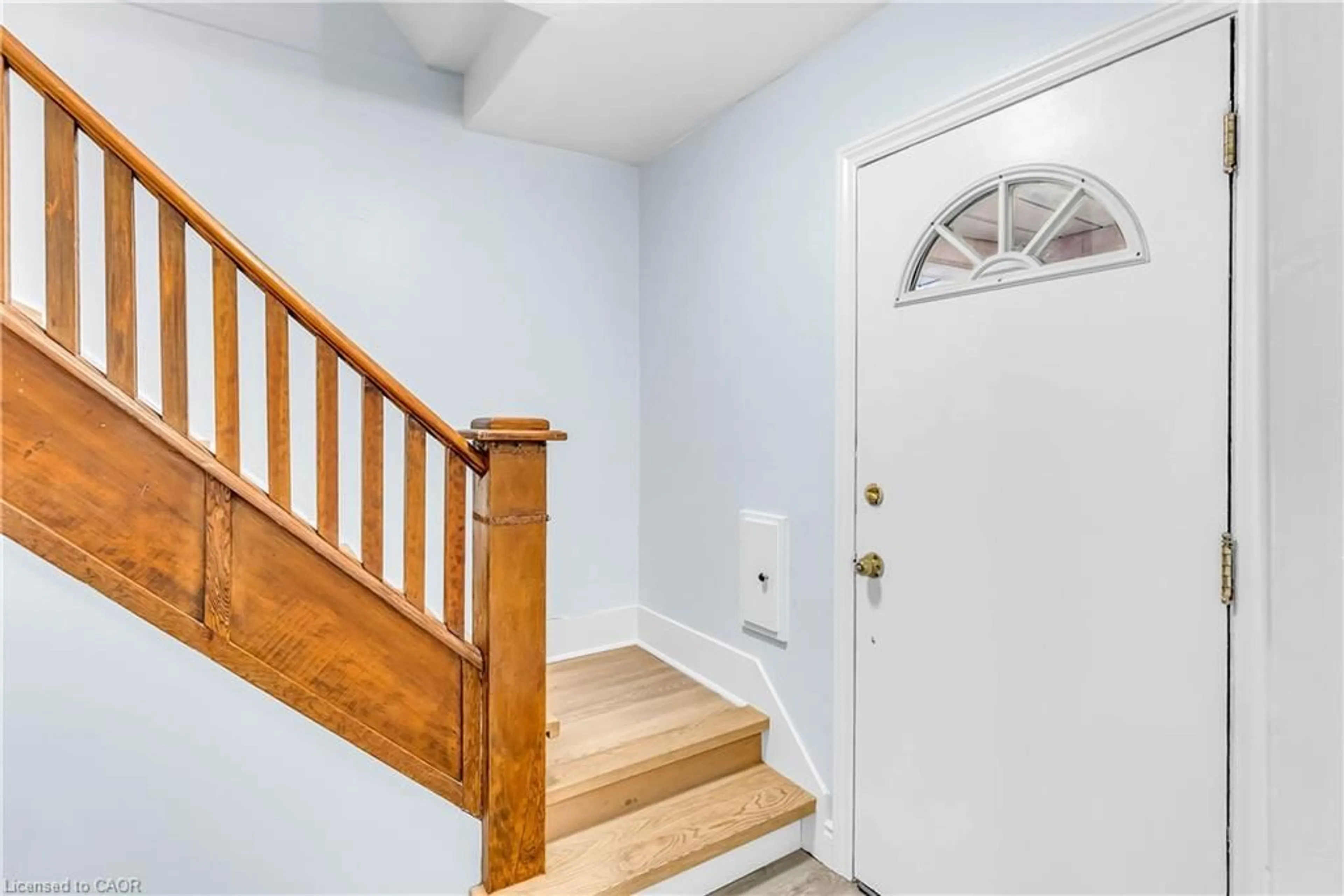Indoor entryway for 392 Victoria St, Kitchener Ontario N2M 3A5