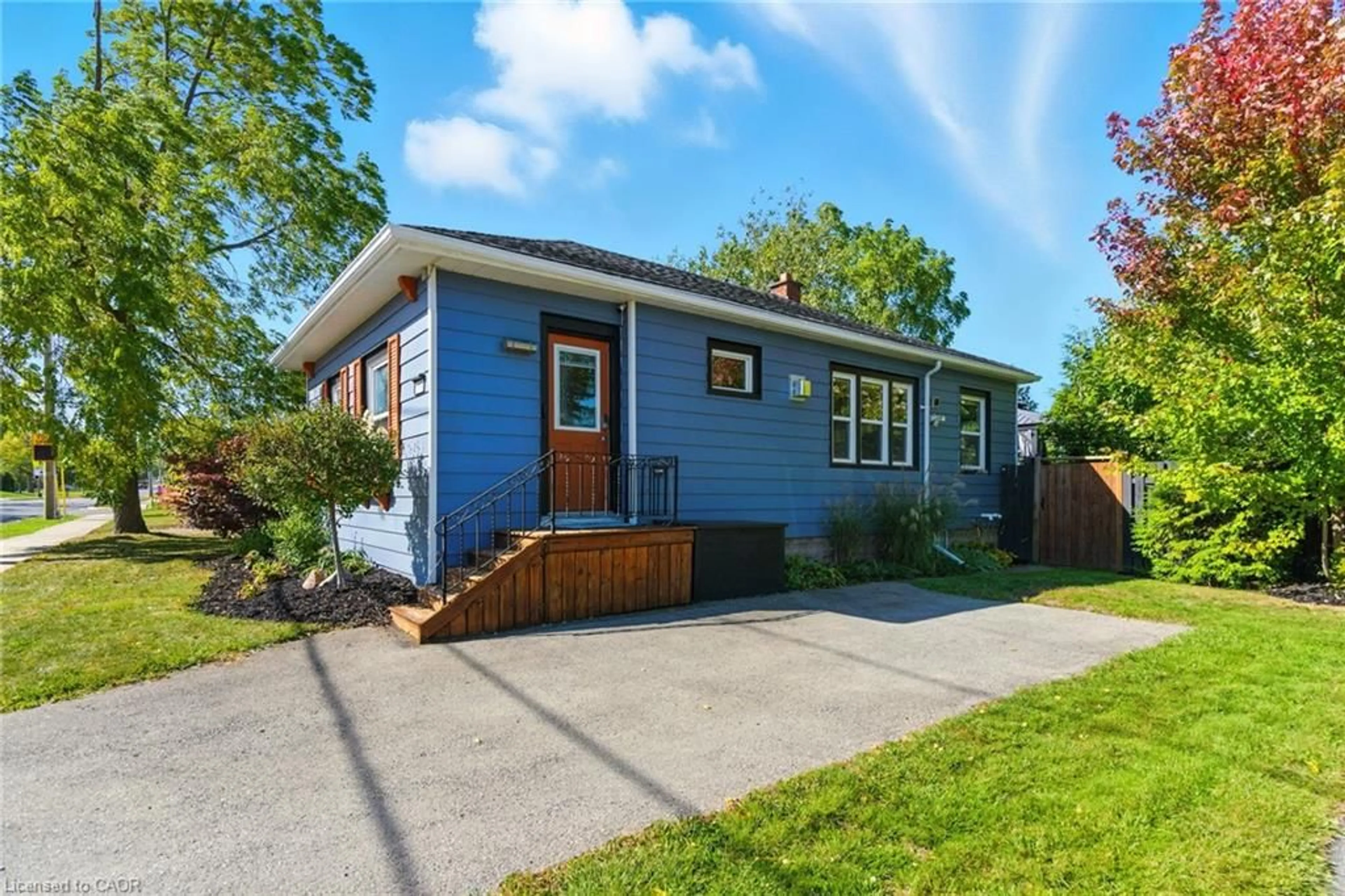 Home with vinyl exterior material, street for 119 Port Robinson Rd, Fonthill Ontario L0S 1E0