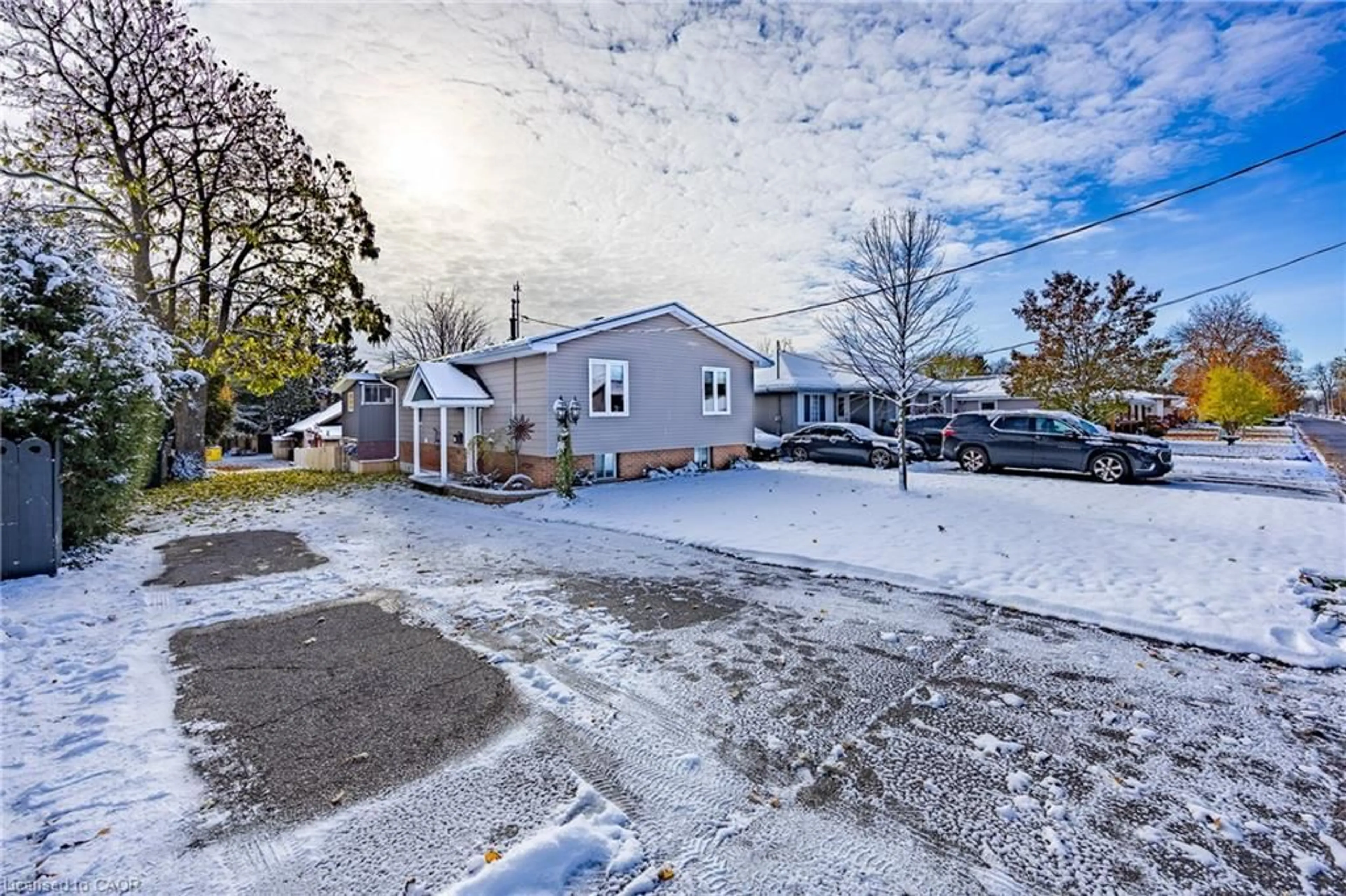 A pic from outside/outdoor area/front of a property/back of a property/a pic from drone, street for 220 King Hiram St, Ingersoll Ontario N5C 1L8