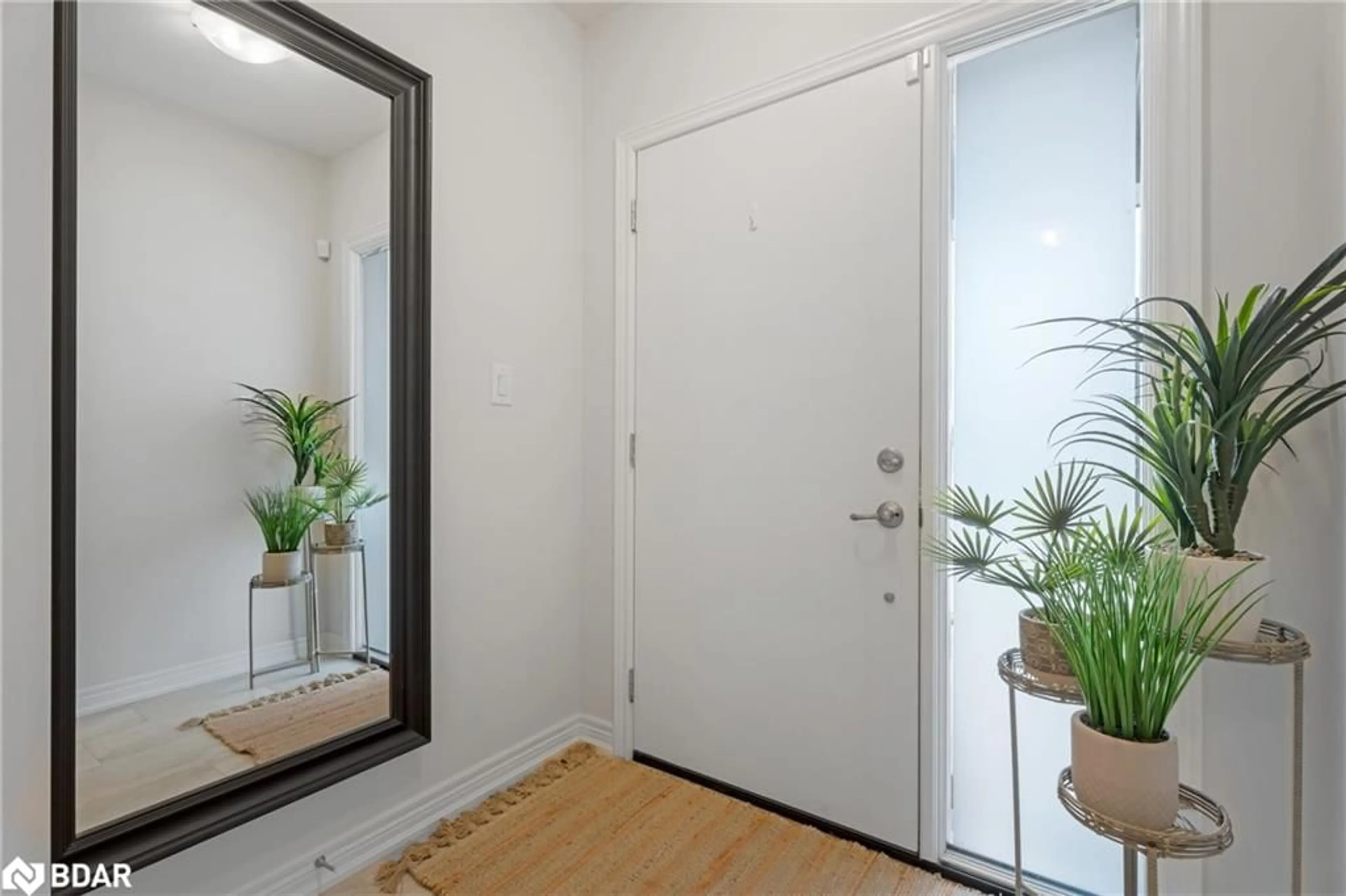 Indoor entryway for 80 Summersides Blvd, Fonthill Ontario L0S 1E6