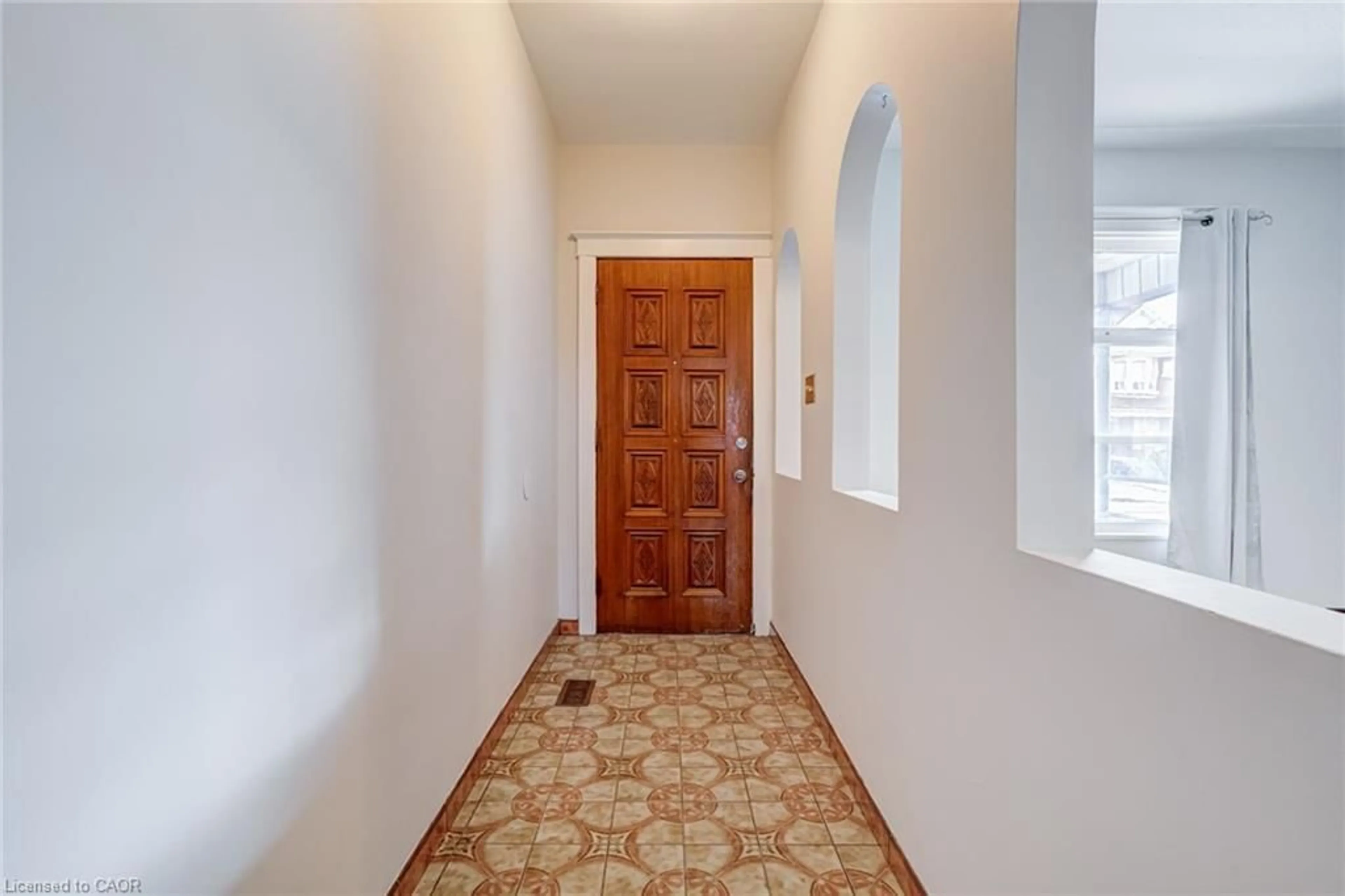 Indoor foyer for 53 Sherman Ave, Hamilton Ontario L8L 6M1