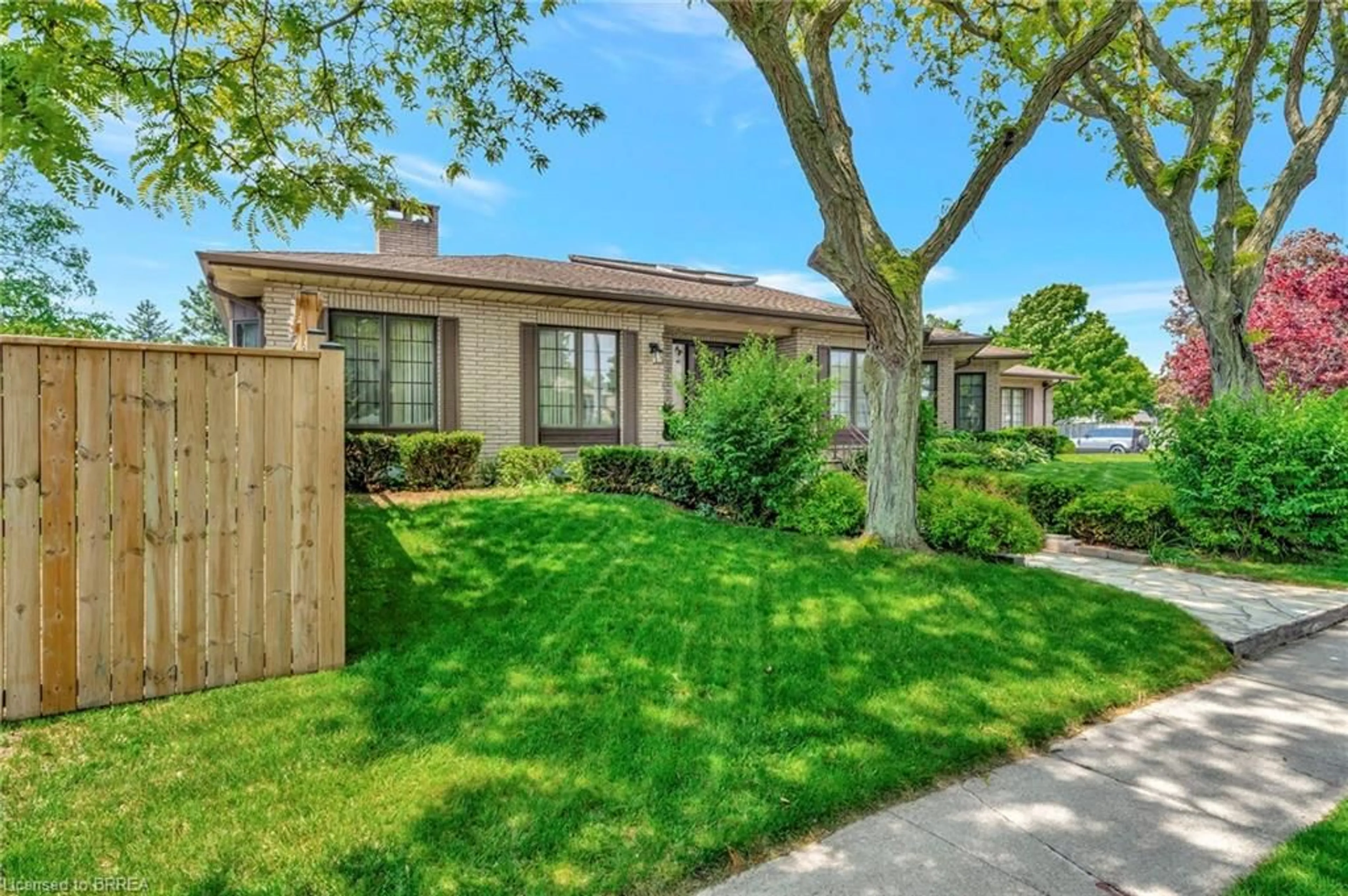 Patio, street for 132 Oak St, Simcoe Ontario N3Y 4S3