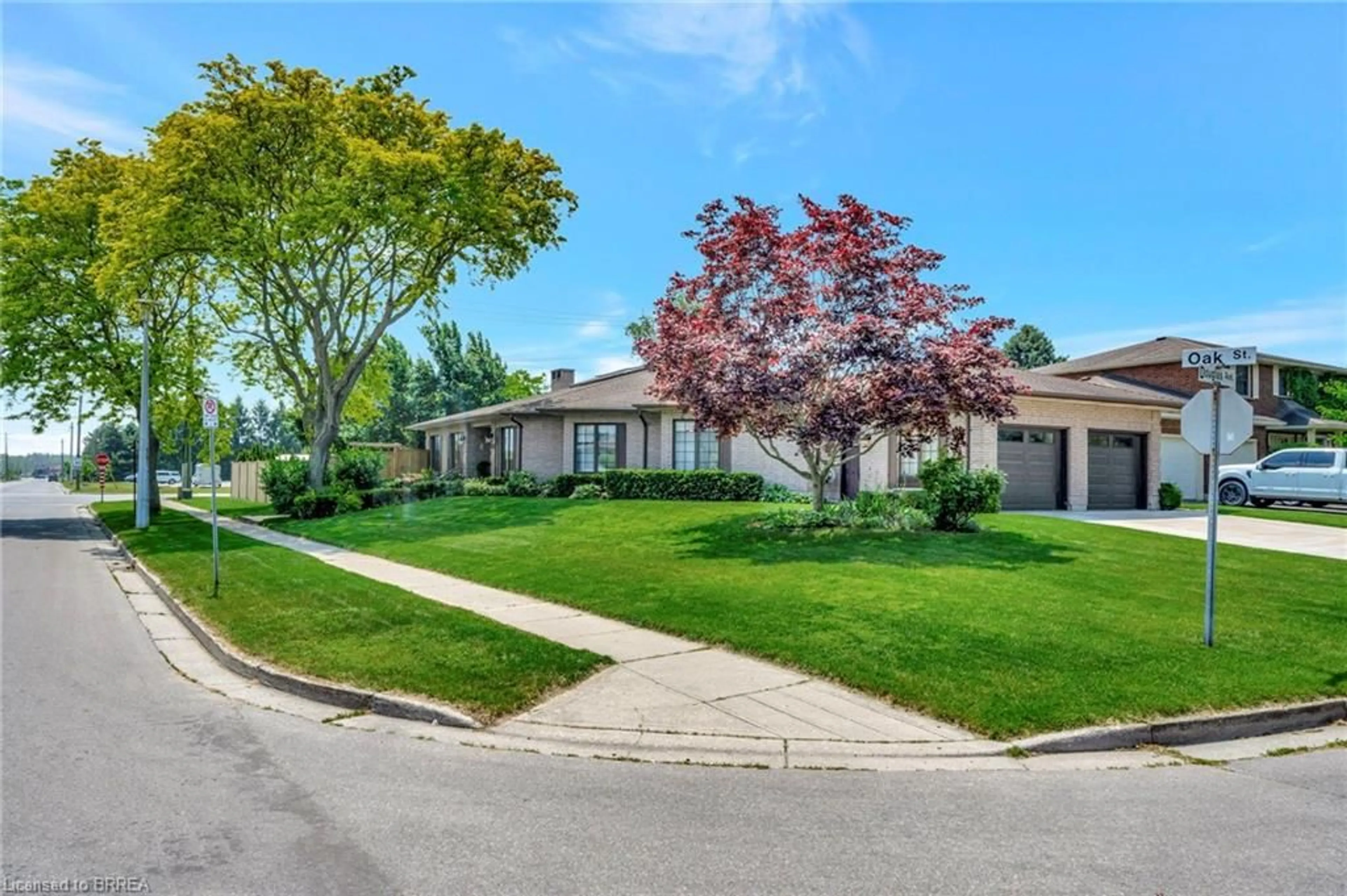 A pic from outside/outdoor area/front of a property/back of a property/a pic from drone, street for 132 Oak St, Simcoe Ontario N3Y 4S3