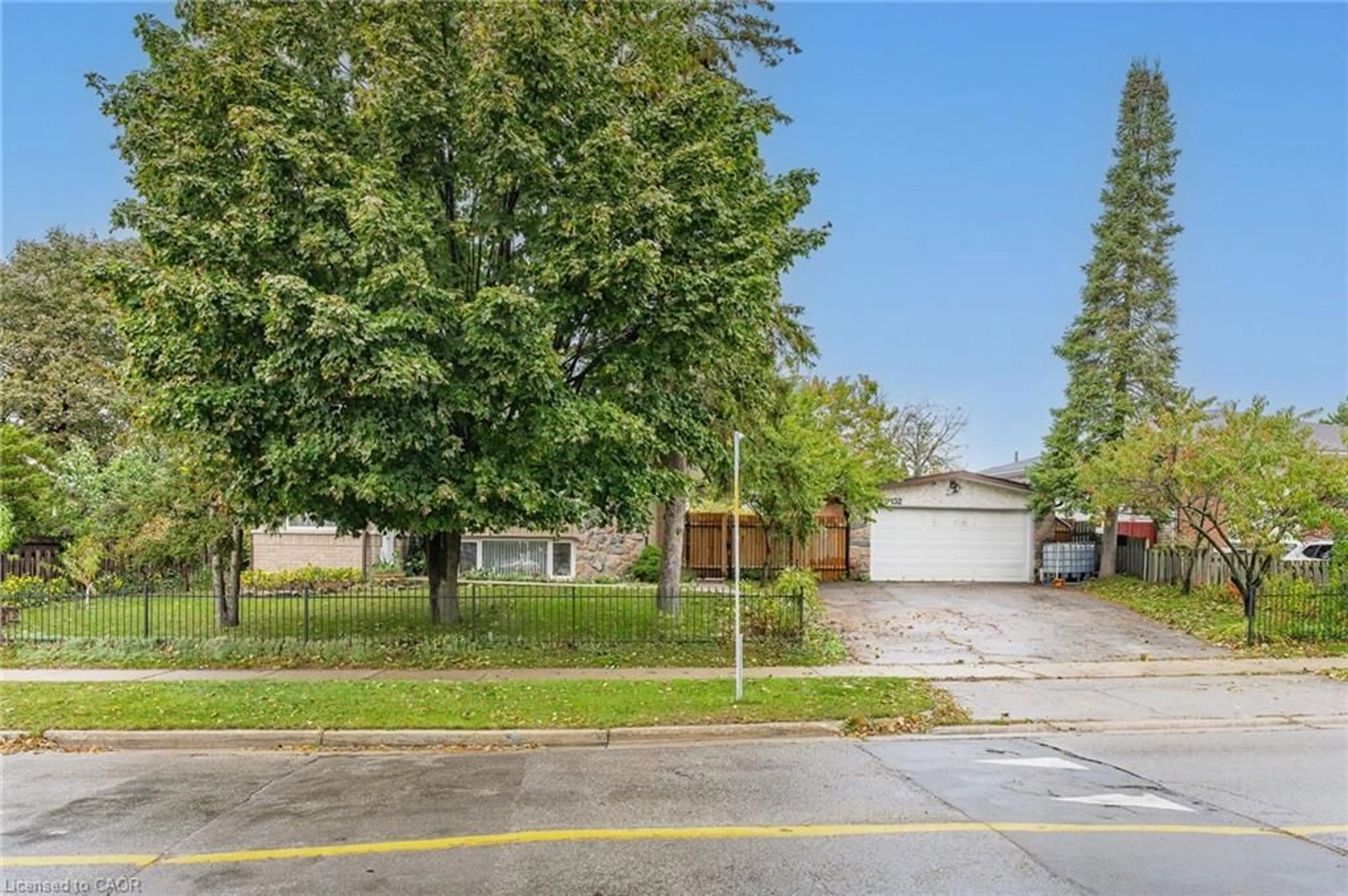 A pic from outside/outdoor area/front of a property/back of a property/a pic from drone, street for 152 Kinzie Ave, Kitchener Ontario N2A 2J8