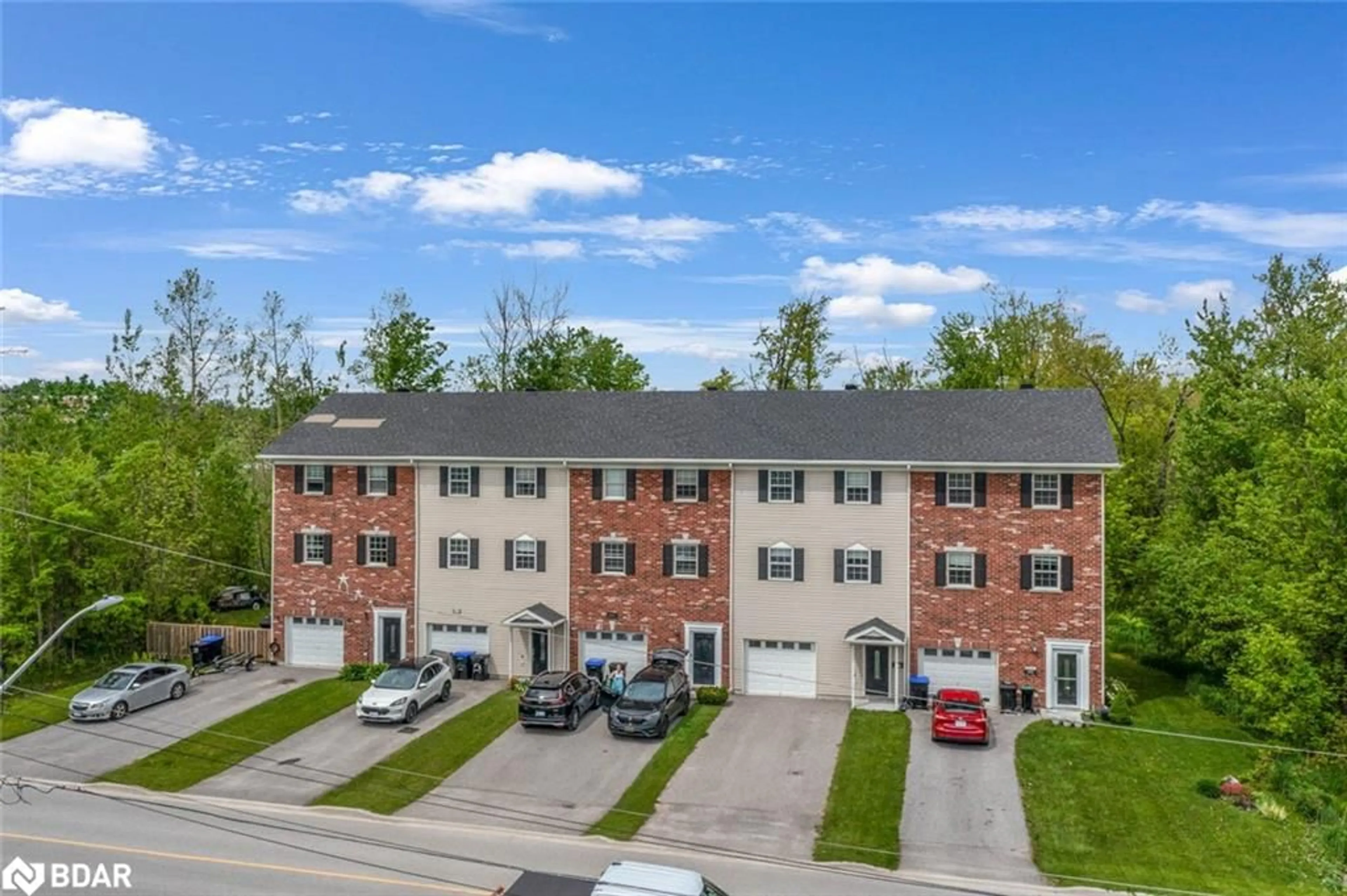 A pic from outside/outdoor area/front of a property/back of a property/a pic from drone, street for 2616 Grand Tamarack Cres, Severn Ontario L3V 7A8