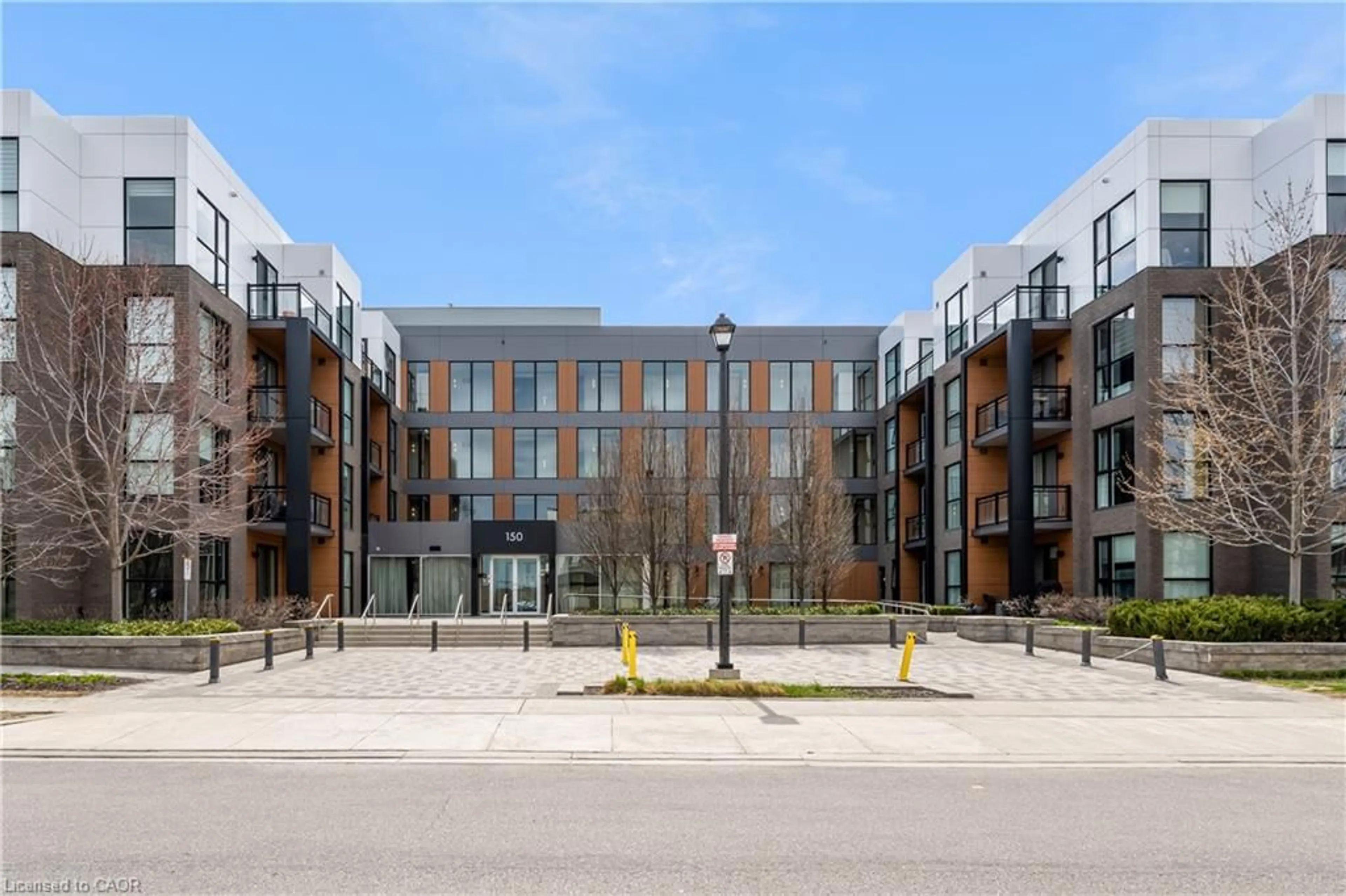 Patio, building for 150 Sabina Dr #301, Oakville Ontario L6H 0W3