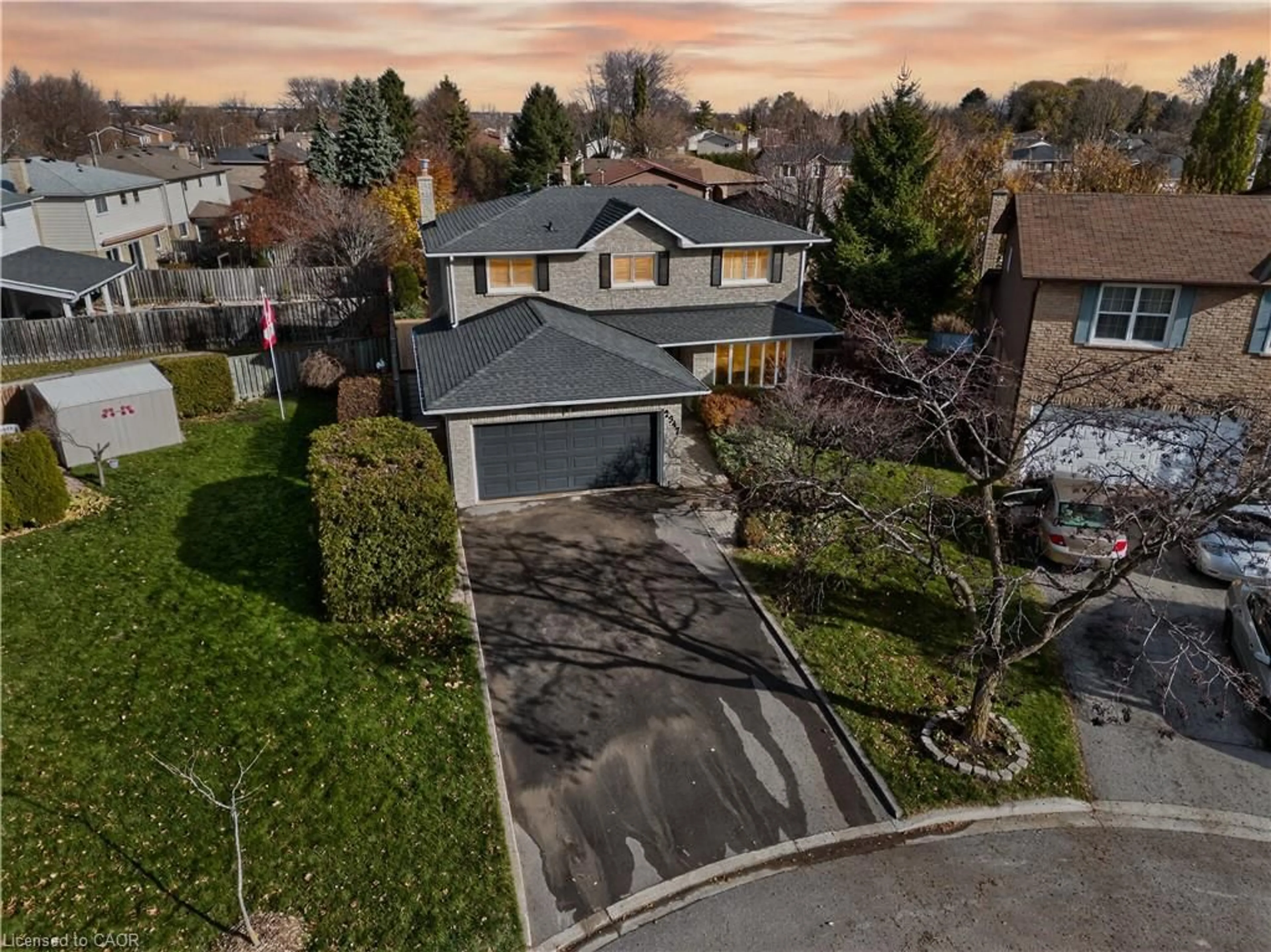 A pic from outside/outdoor area/front of a property/back of a property/a pic from drone, street for 2347 Tweedsmuir Crt, Burlington Ontario L7P 4K9