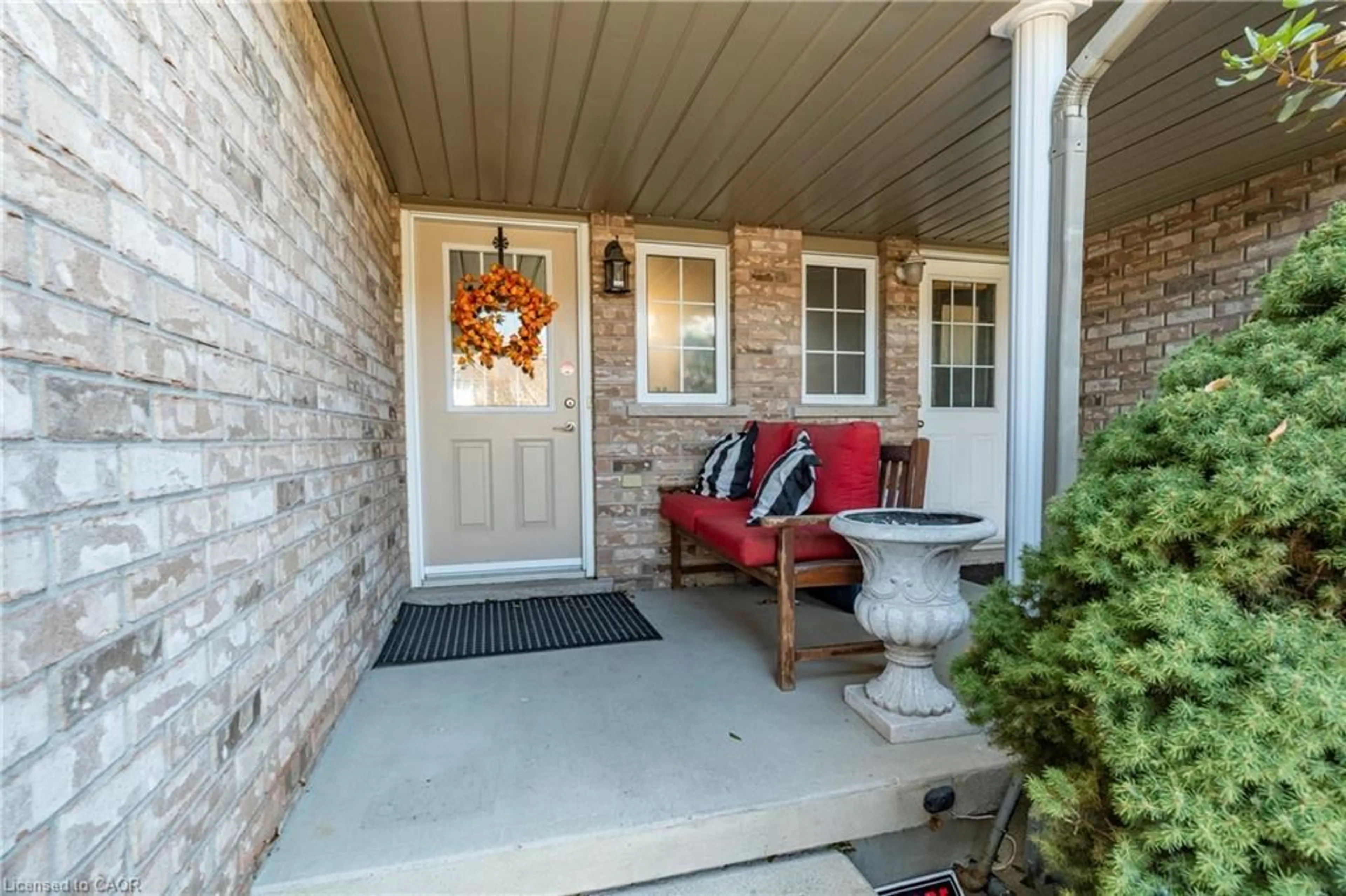 Indoor entryway for 102 Donnenwerth Dr, Kitchener Ontario N2E 4C9