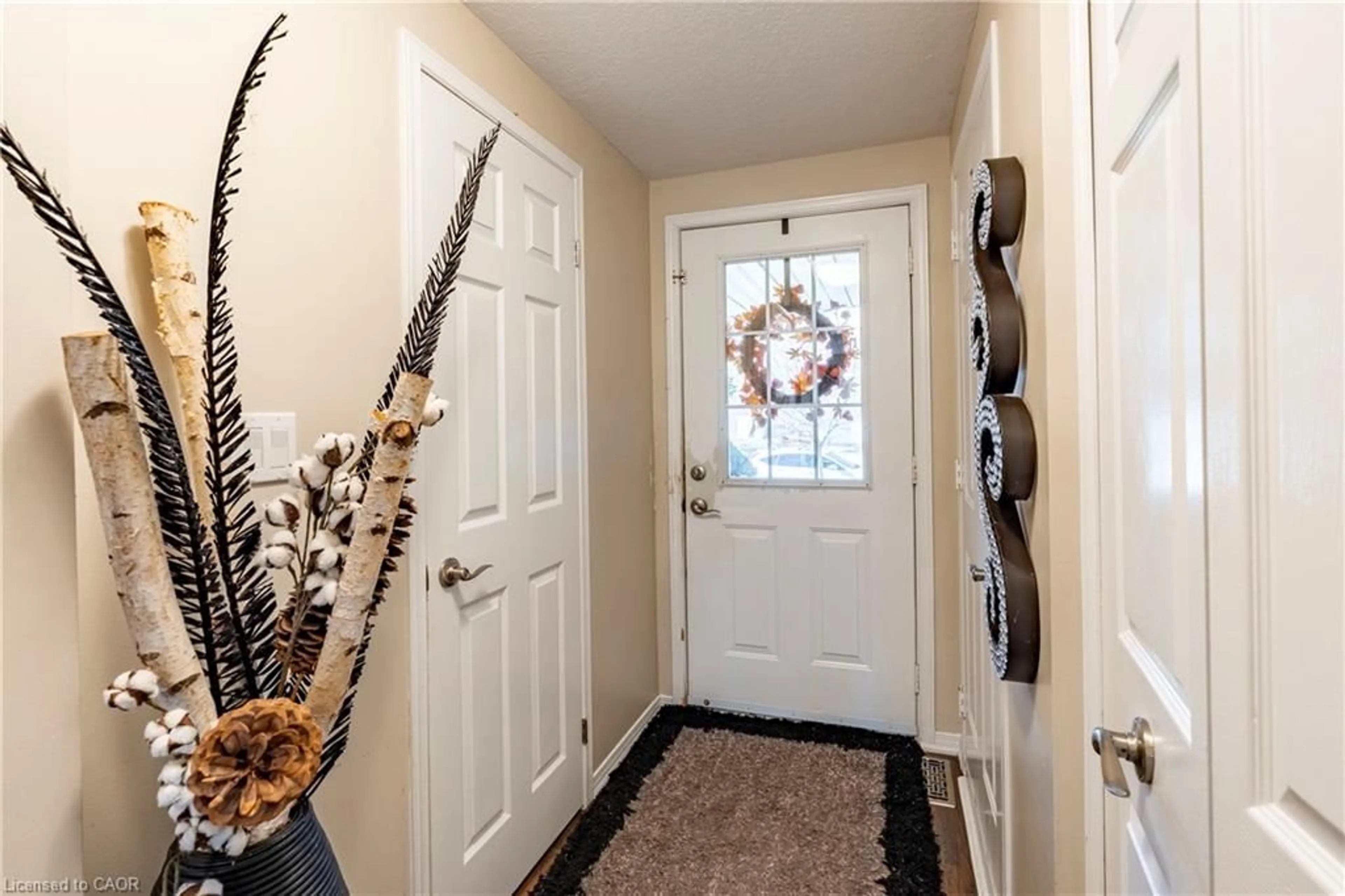 Indoor entryway for 102 Donnenwerth Dr, Kitchener Ontario N2E 4C9