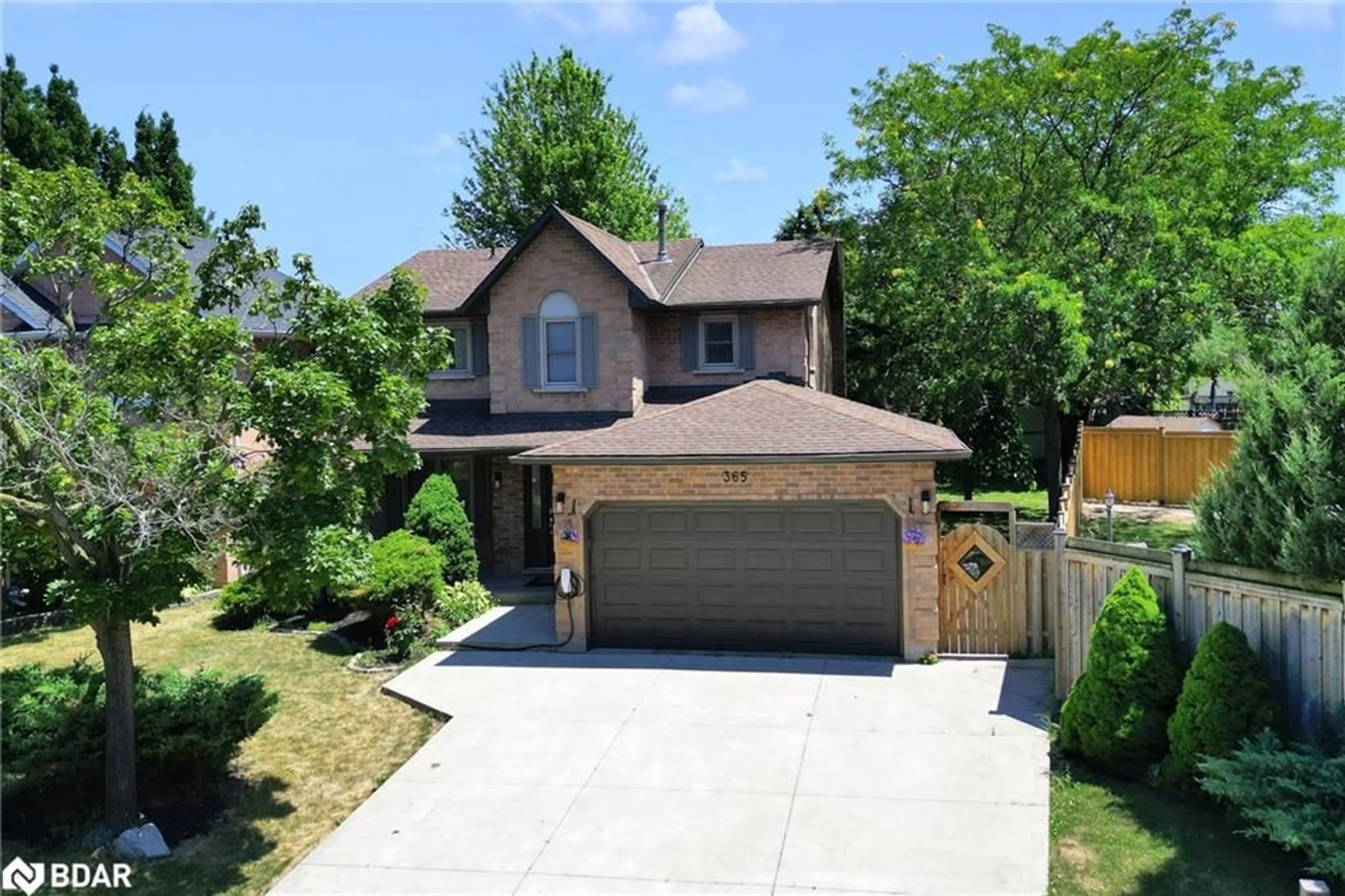 A pic from outside/outdoor area/front of a property/back of a property/a pic from drone, street for 365 Celtic Dr, Stoney Creek Ontario L8E 4N1