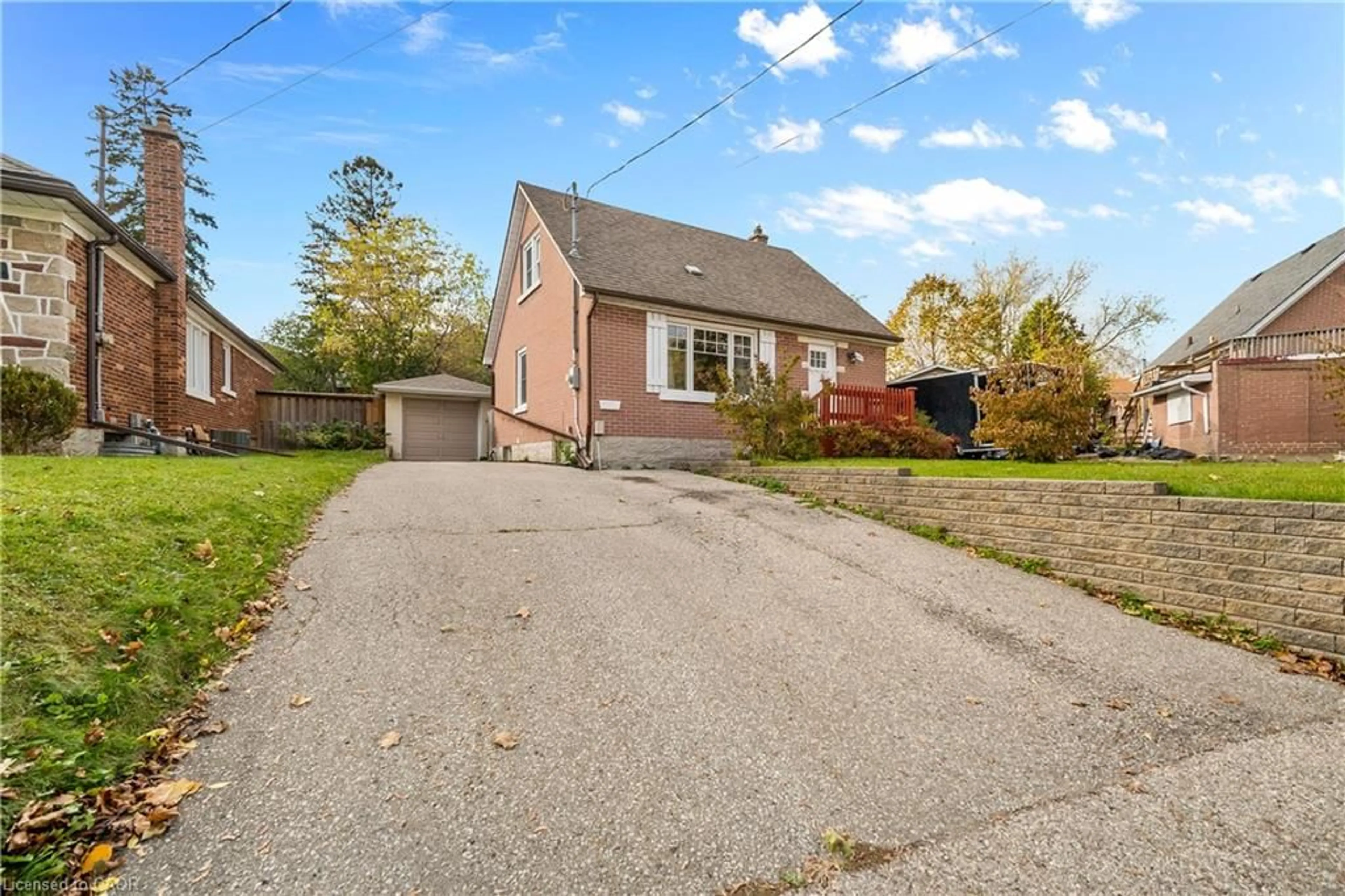 A pic from outside/outdoor area/front of a property/back of a property/a pic from drone, street for 541 Courtland Ave, Kitchener Ontario N2G 2W9