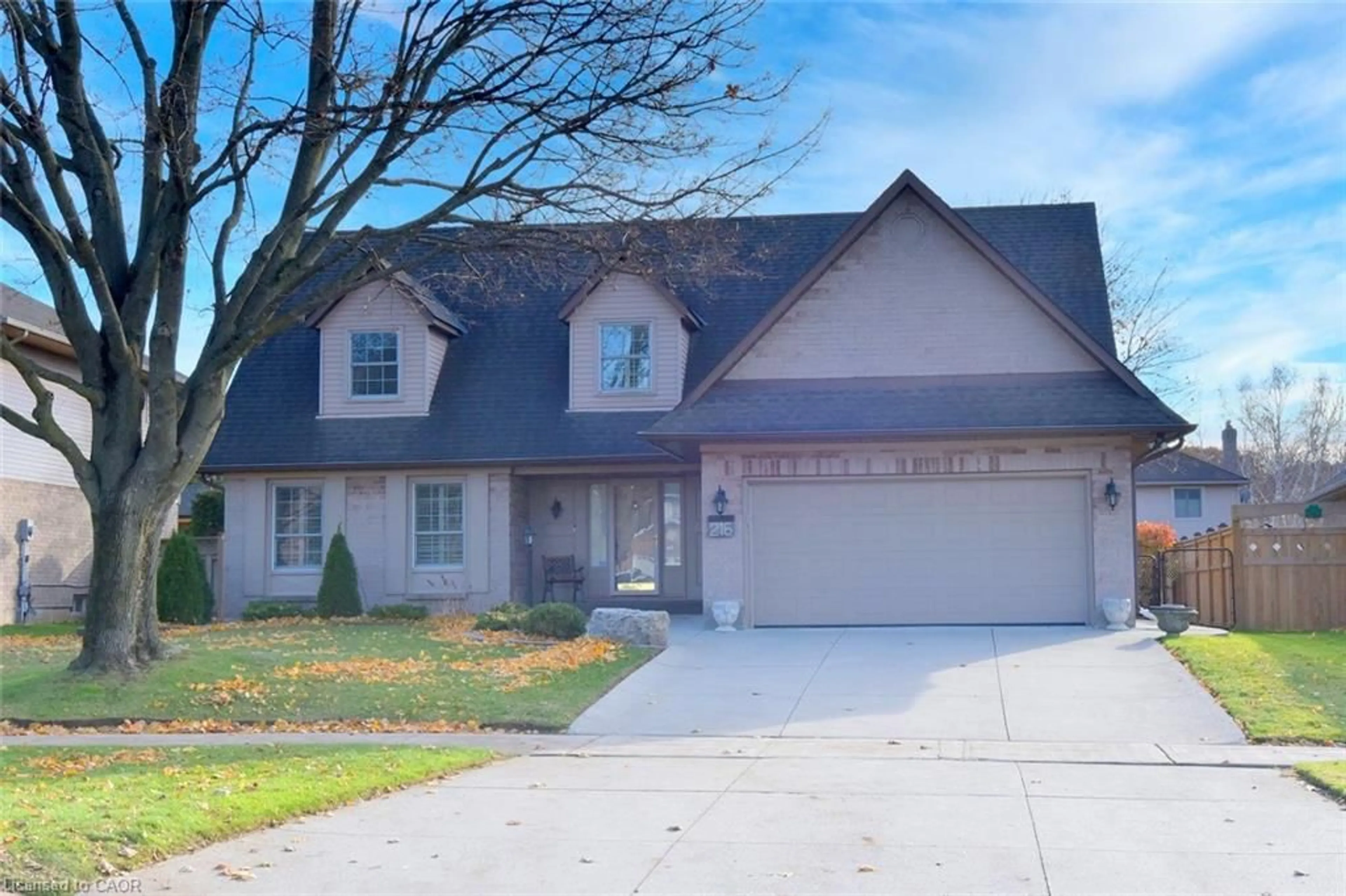 Home with vinyl exterior material, street for 216 Amberly Blvd, Ancaster Ontario L9G 4J7