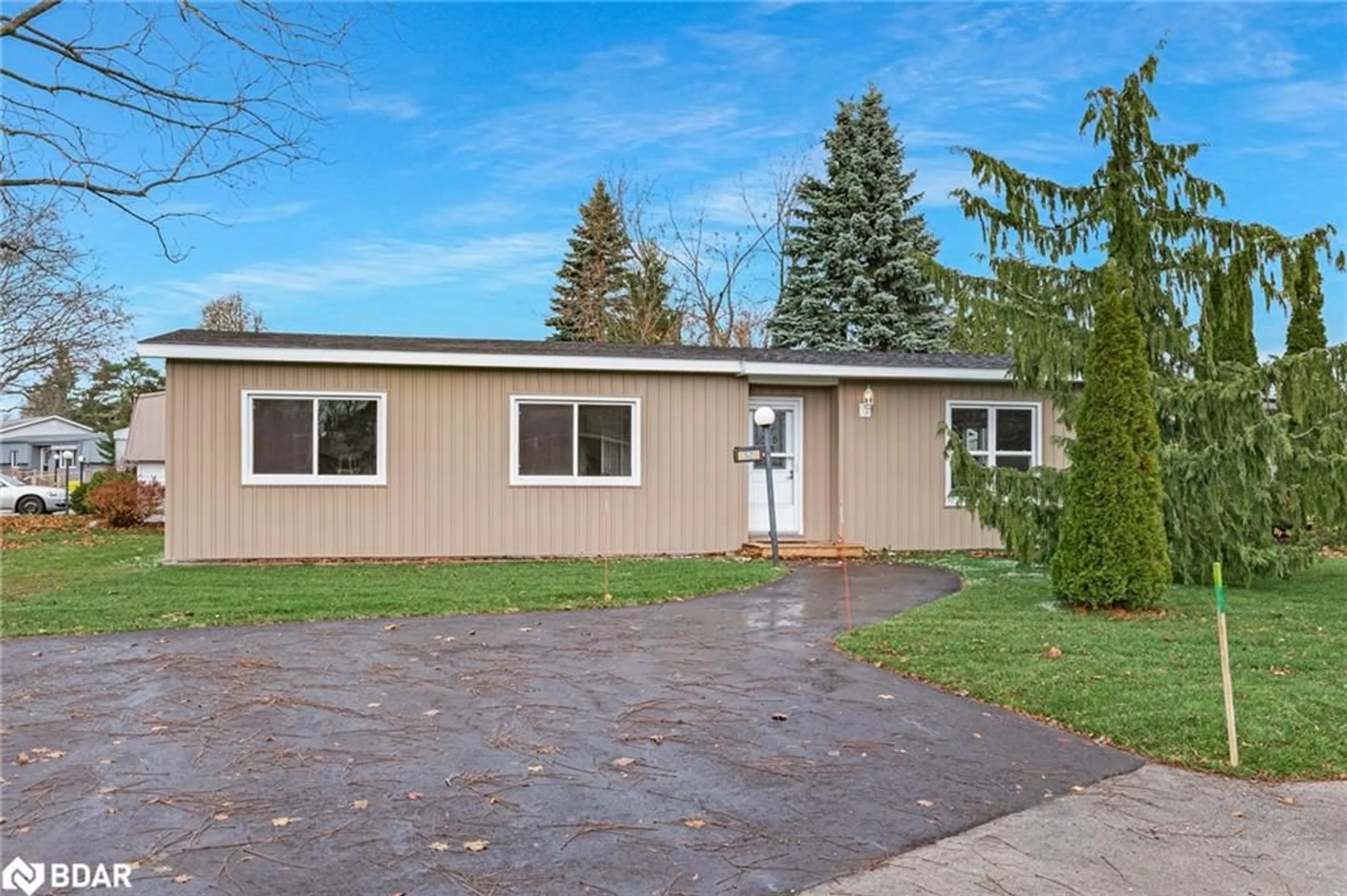 Home with vinyl exterior material, street for 52 Corner Brook Trail, Innisfil Ontario L9S 1N6