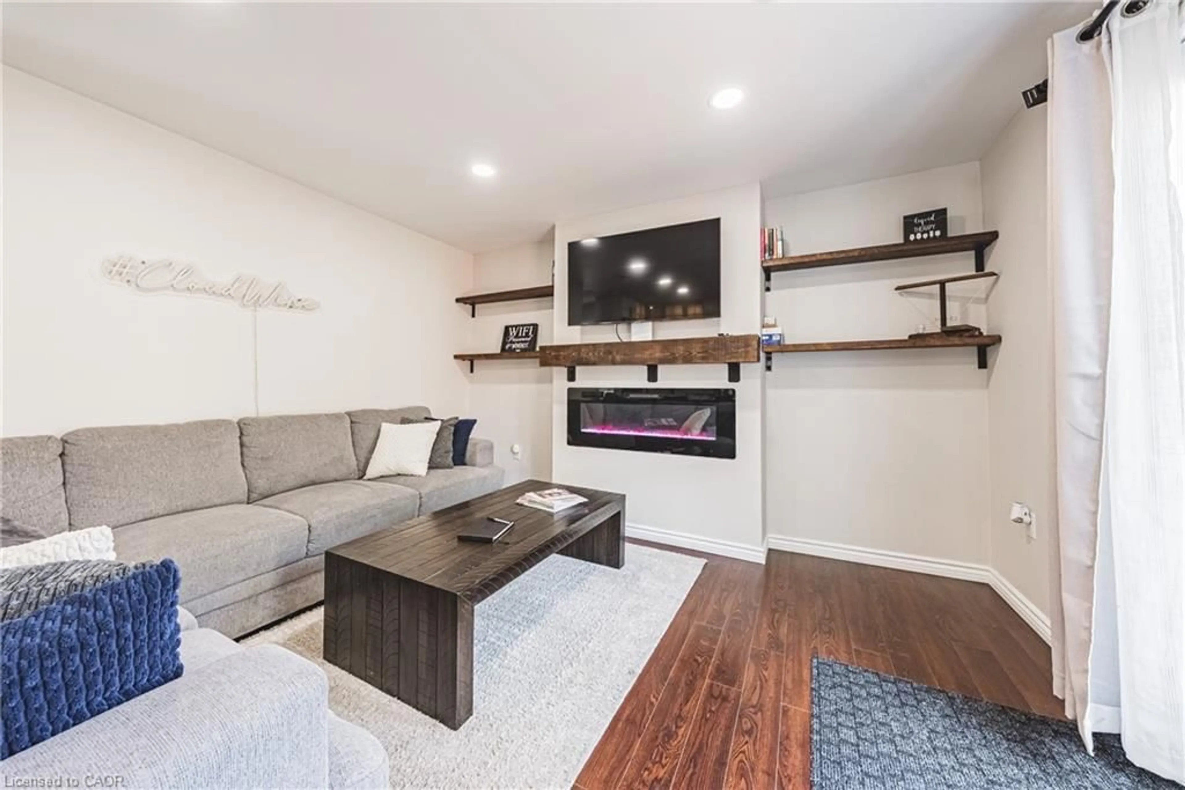 Living room with furniture, wood/laminate floor for 3865 Victoria Ave, Vineland Ontario L0R 2C0