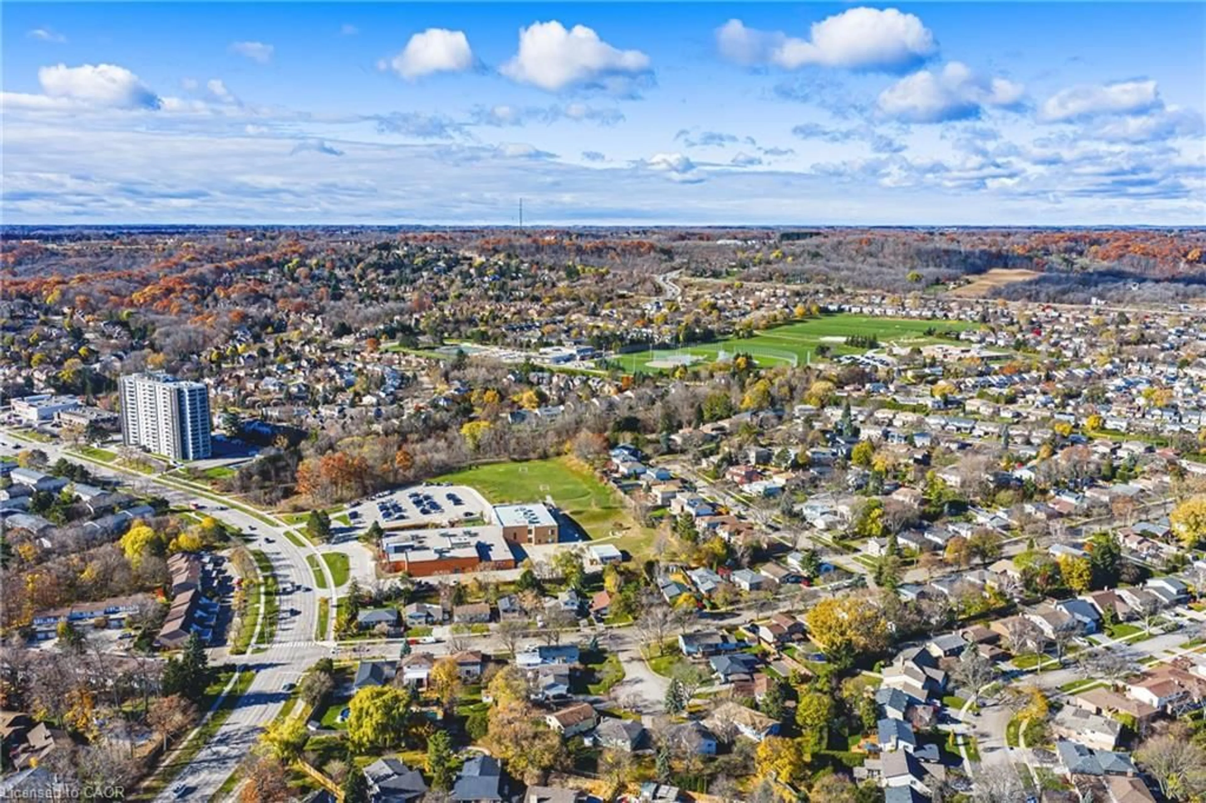 A pic from outside/outdoor area/front of a property/back of a property/a pic from drone, unknown for 2220 Upper Middle Rd #4, Burlington Ontario L7P 2Z9
