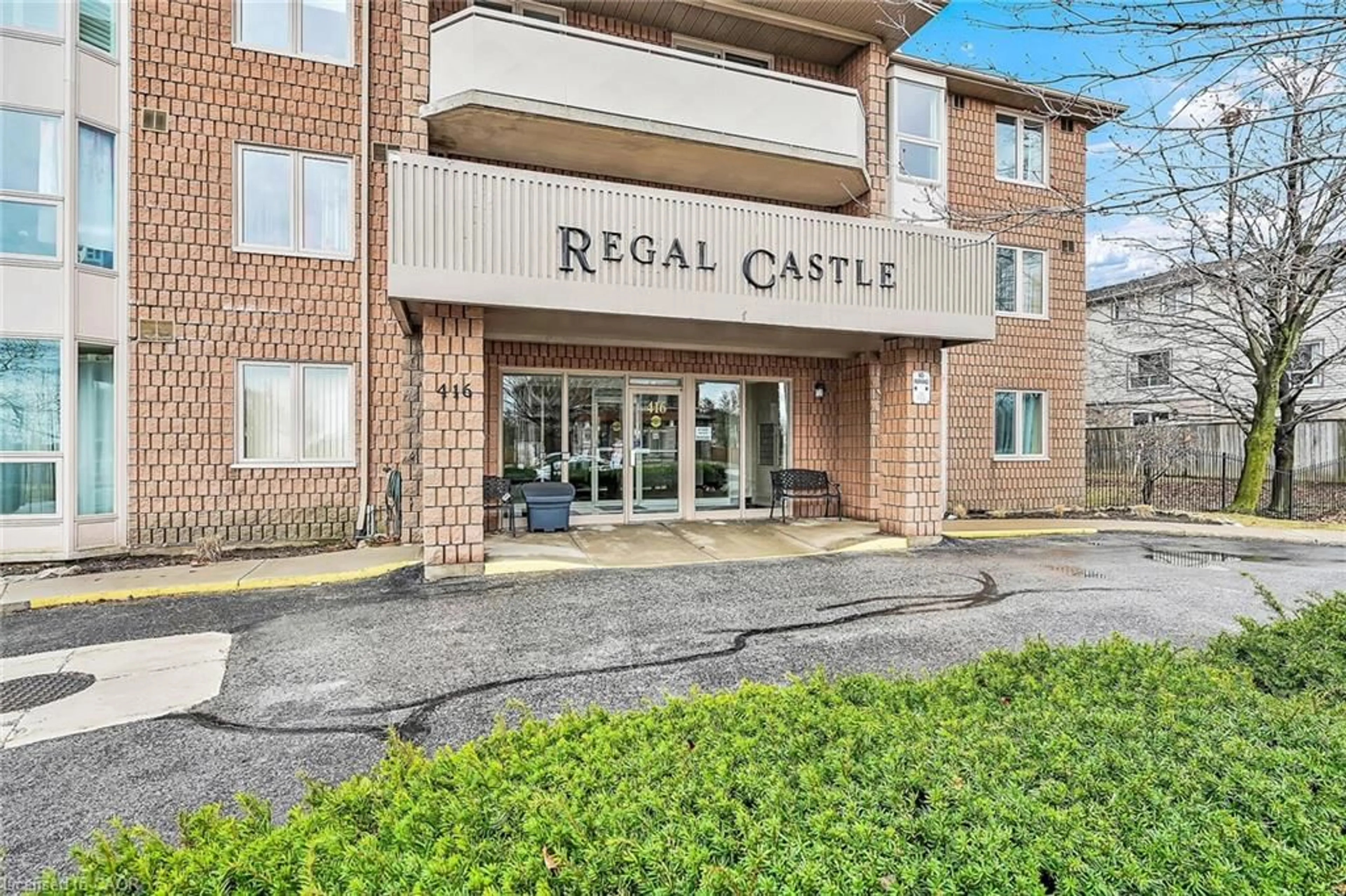 Indoor foyer for 416 Limeridge Rd #309, Hamilton Ontario L9A 2S7