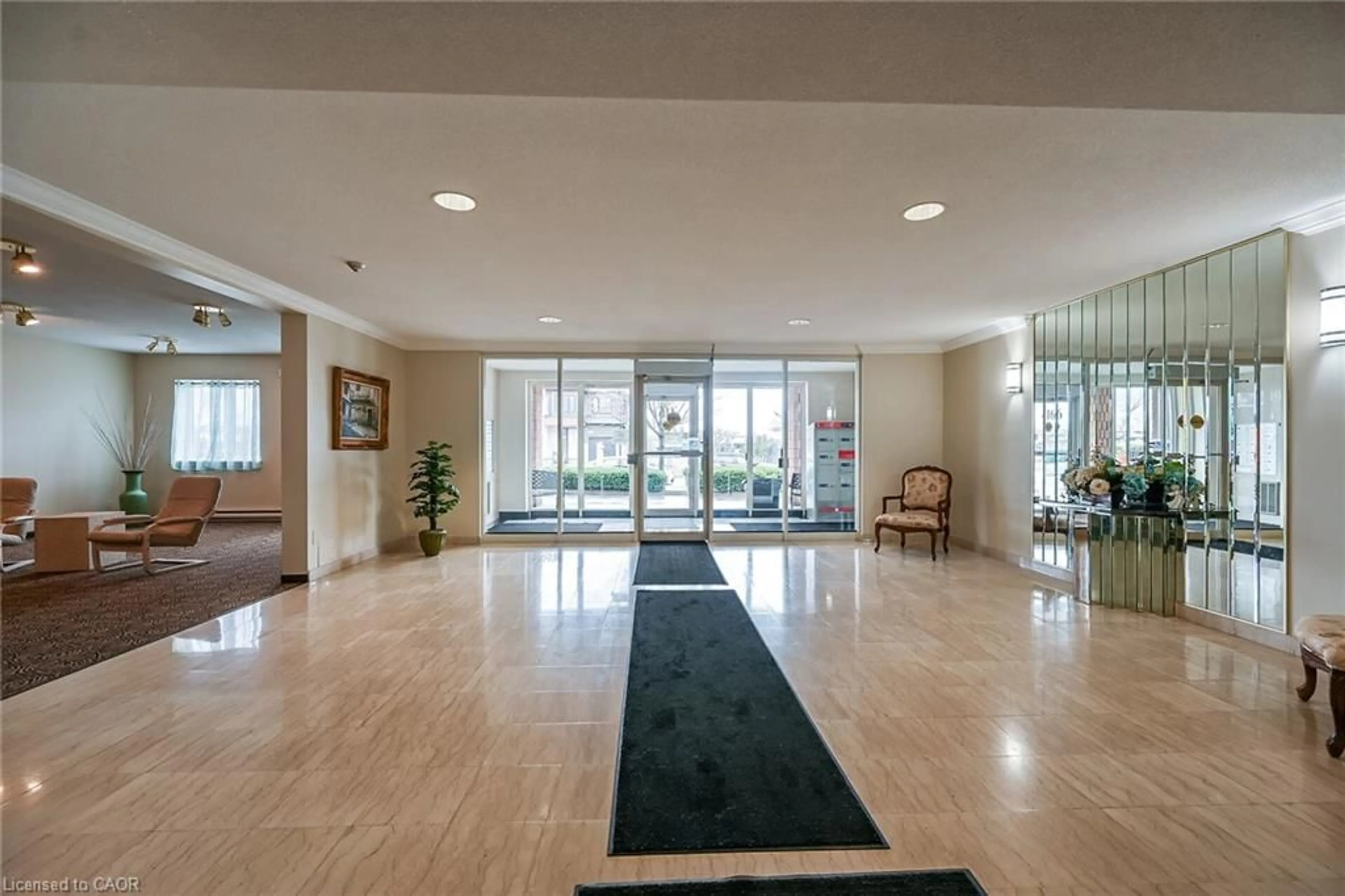 Indoor foyer for 416 Limeridge Rd #309, Hamilton Ontario L9A 2S7