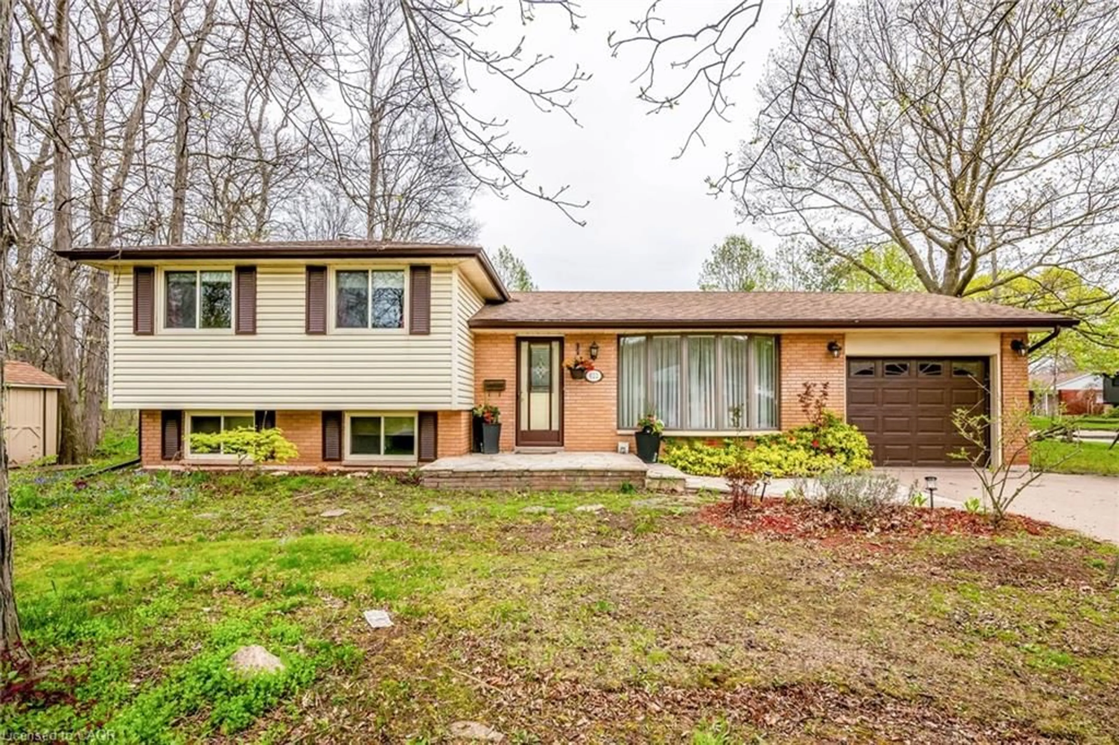 Home with brick exterior material, street for 122 Forest Hill Rd, Grimsby Ontario L3M 1A3