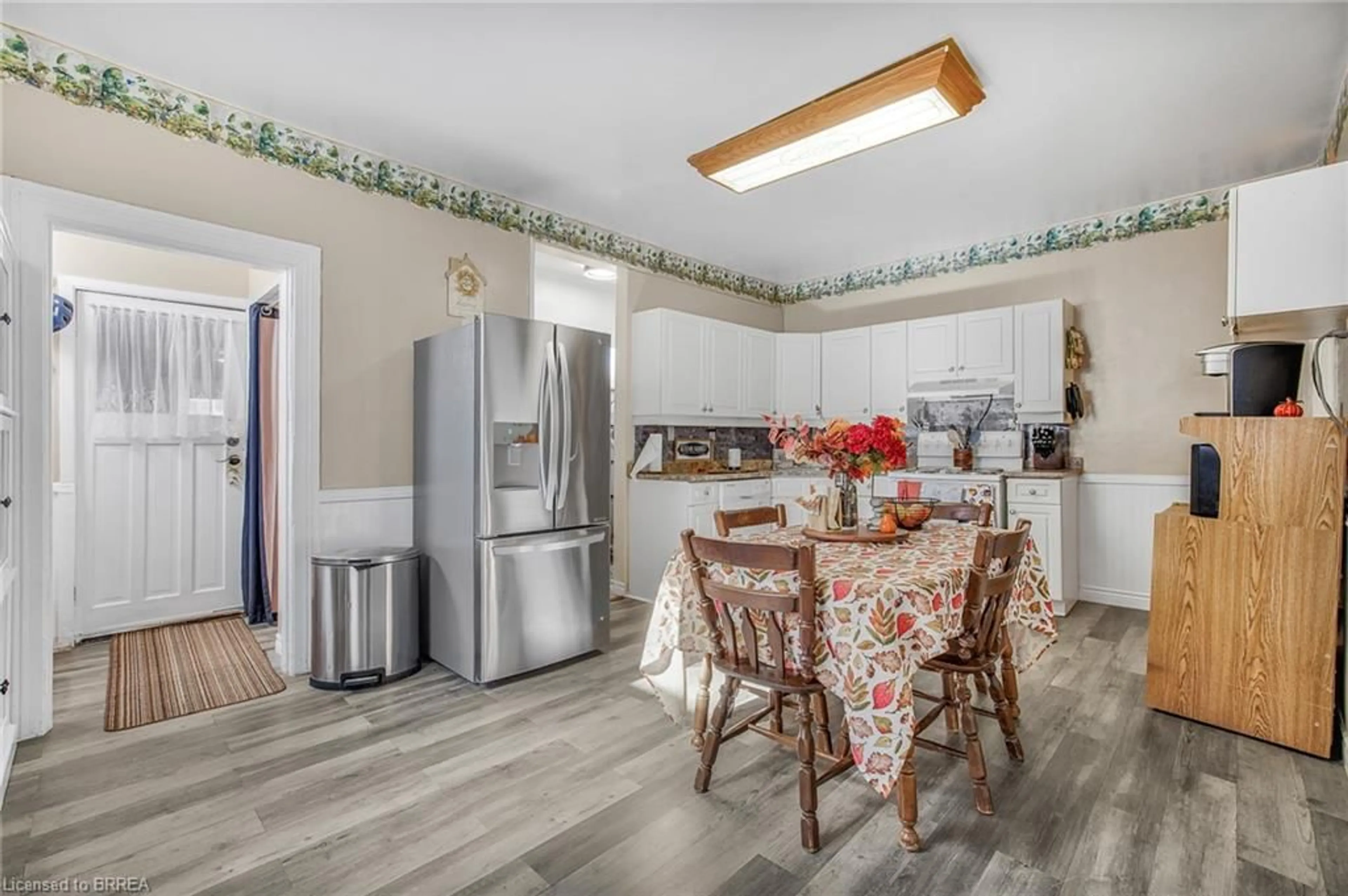 Open concept kitchen, ceramic/tile floor for 9 Superior St, Brantford Ontario N3S 2J9