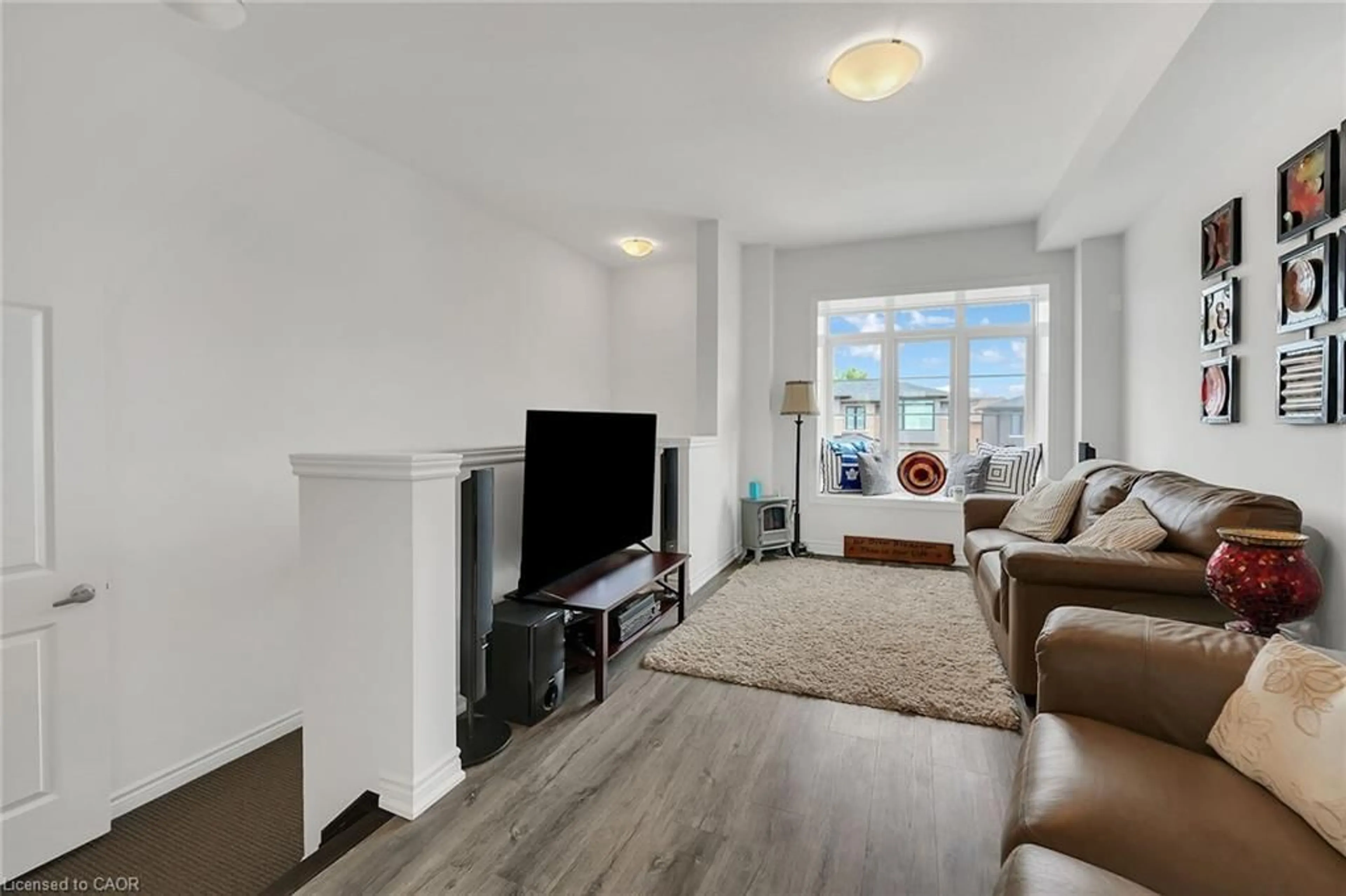 Living room with furniture, unknown for 4862 Connor Dr, Beamsville Ontario L3J 0S2