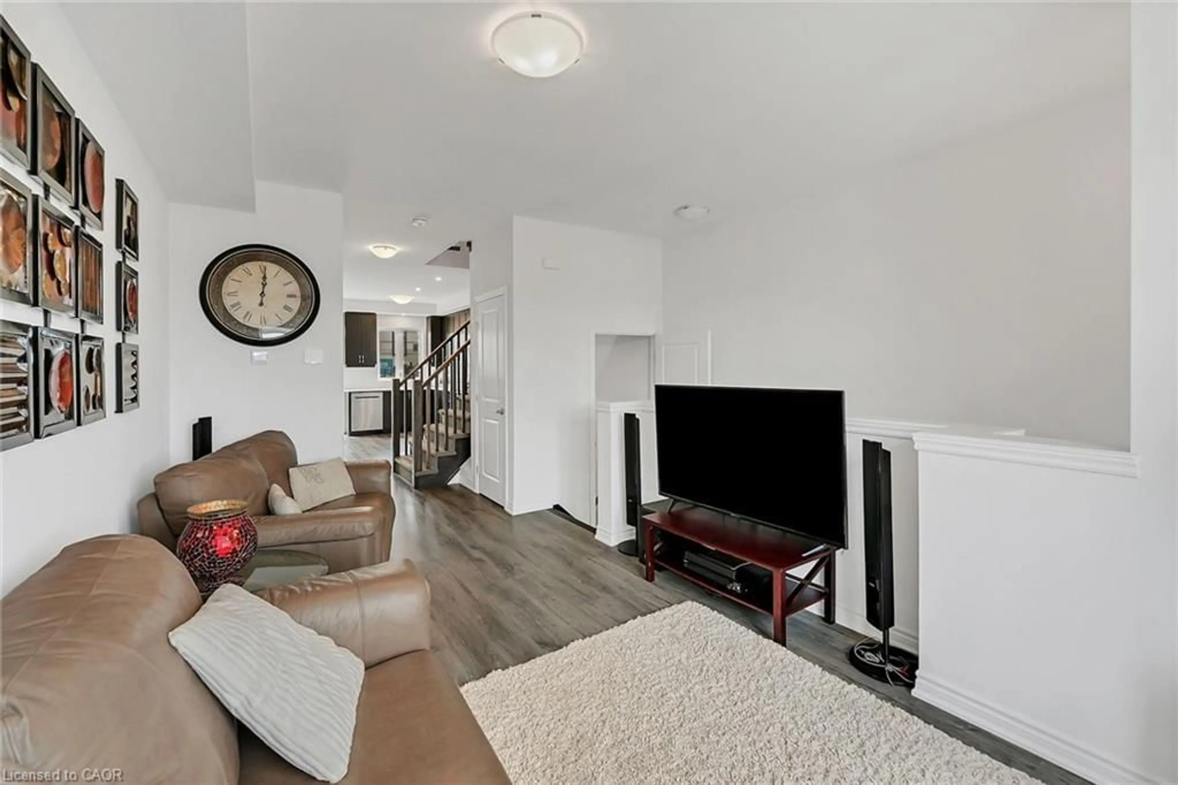 Living room with furniture, unknown for 4862 Connor Dr, Beamsville Ontario L3J 0S2