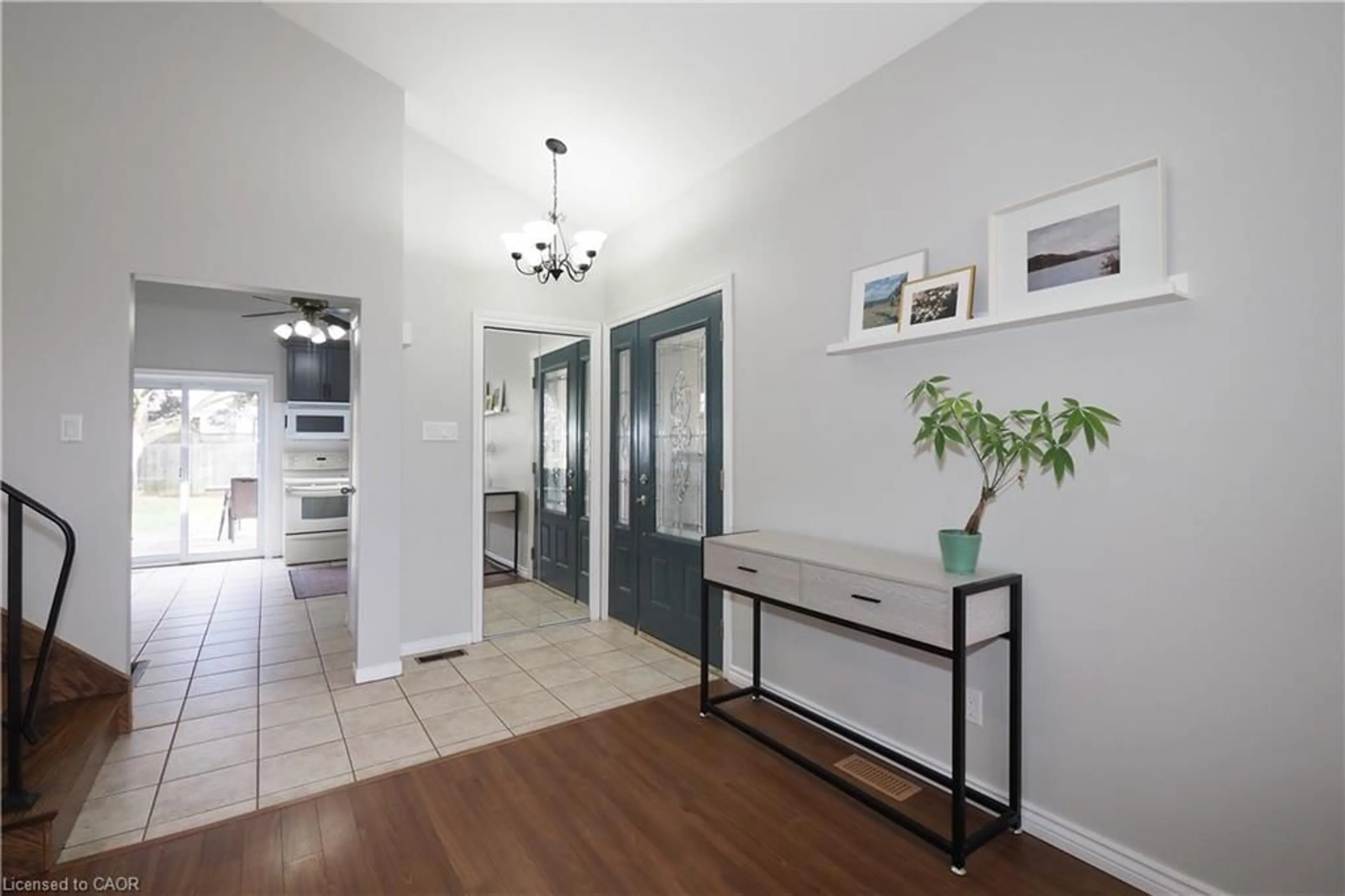 Indoor entryway for 132 Montcalm Dr, Kitchener Ontario N2B 2R5