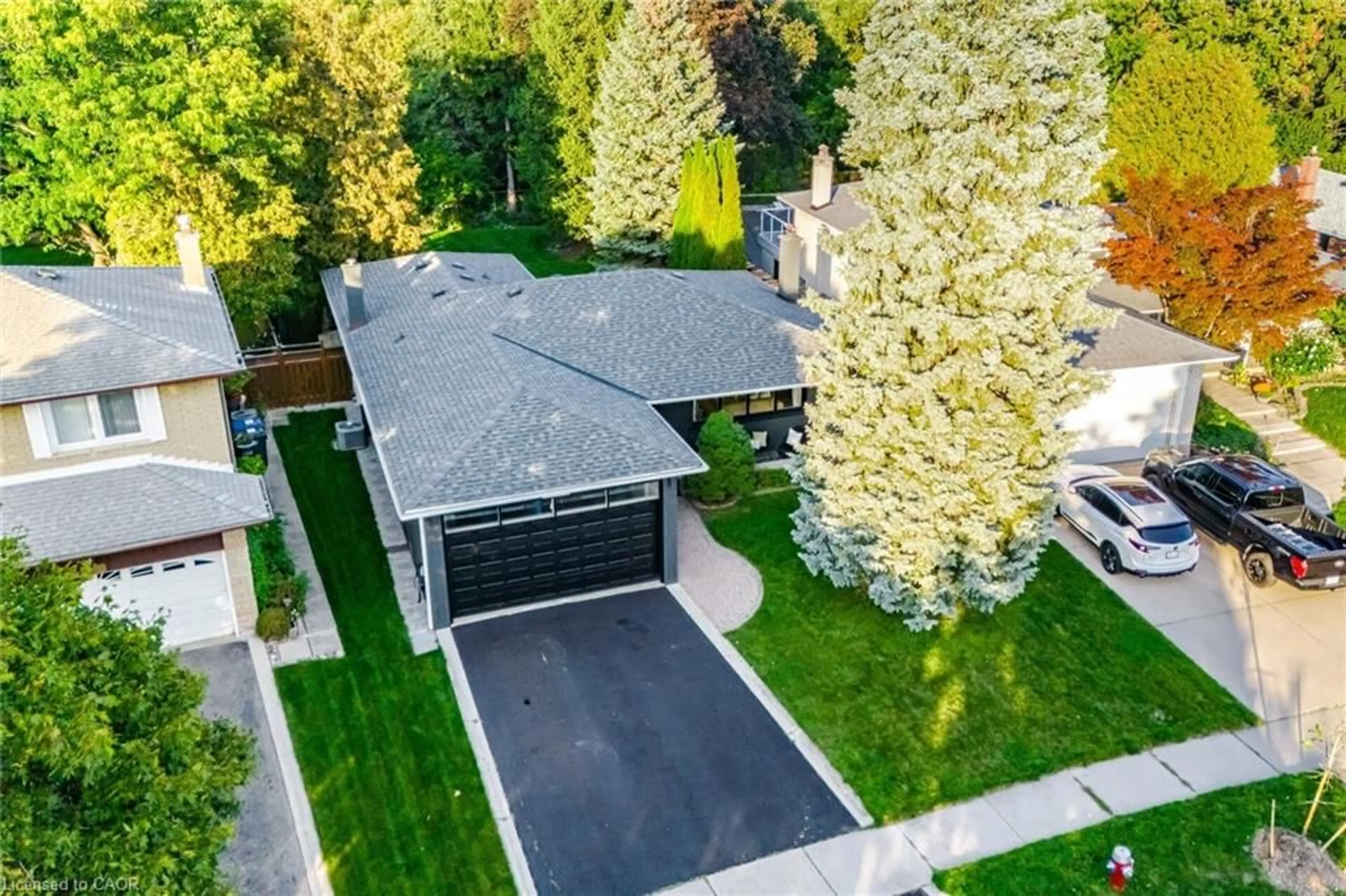 A pic from outside/outdoor area/front of a property/back of a property/a pic from drone, street for 3495 Riverspray Cres, Mississauga Ontario L4Y 3M6