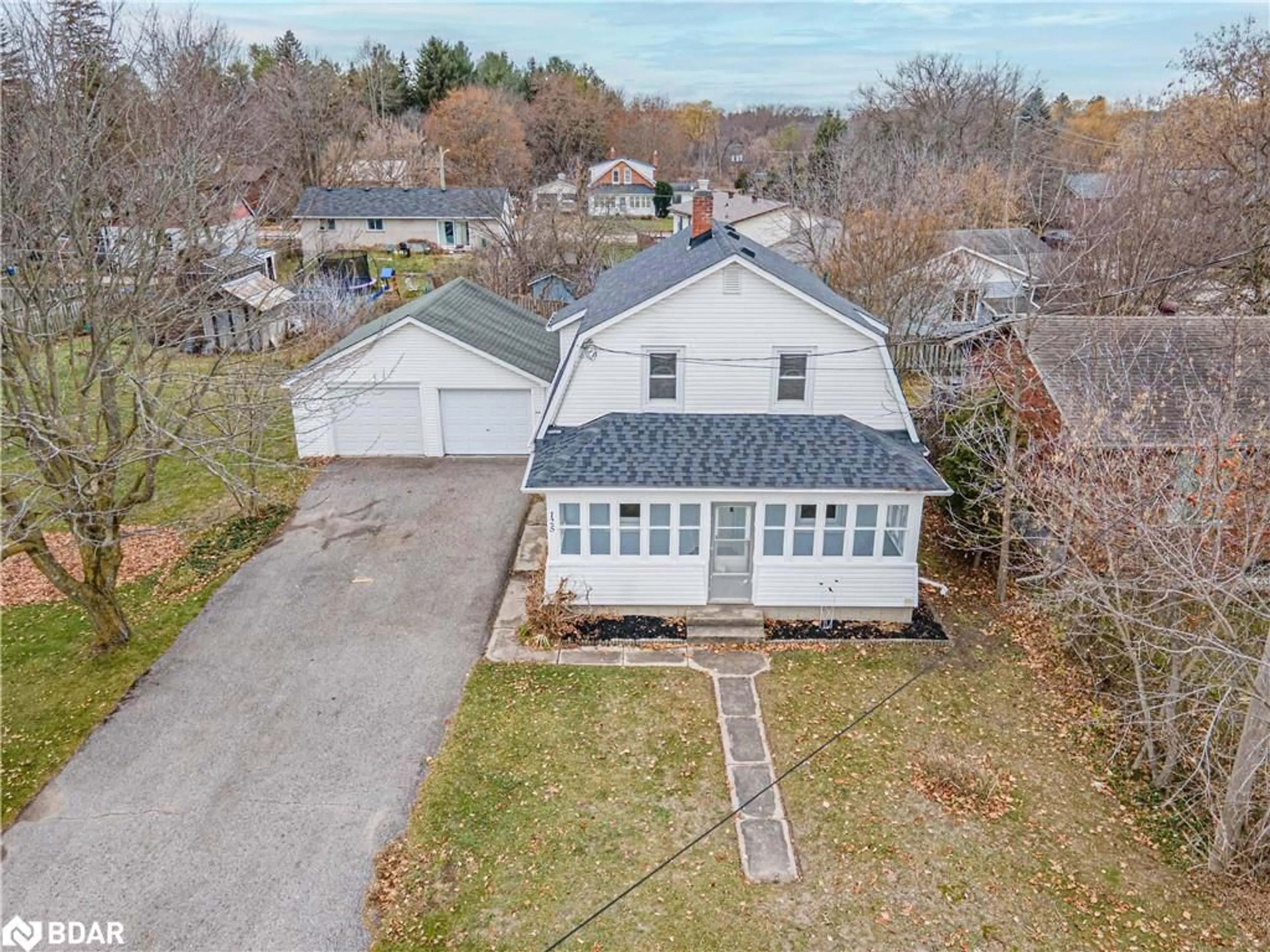 A pic from outside/outdoor area/front of a property/back of a property/a pic from drone, street for 125 Raglan St, Angus Ontario L0M 1B0