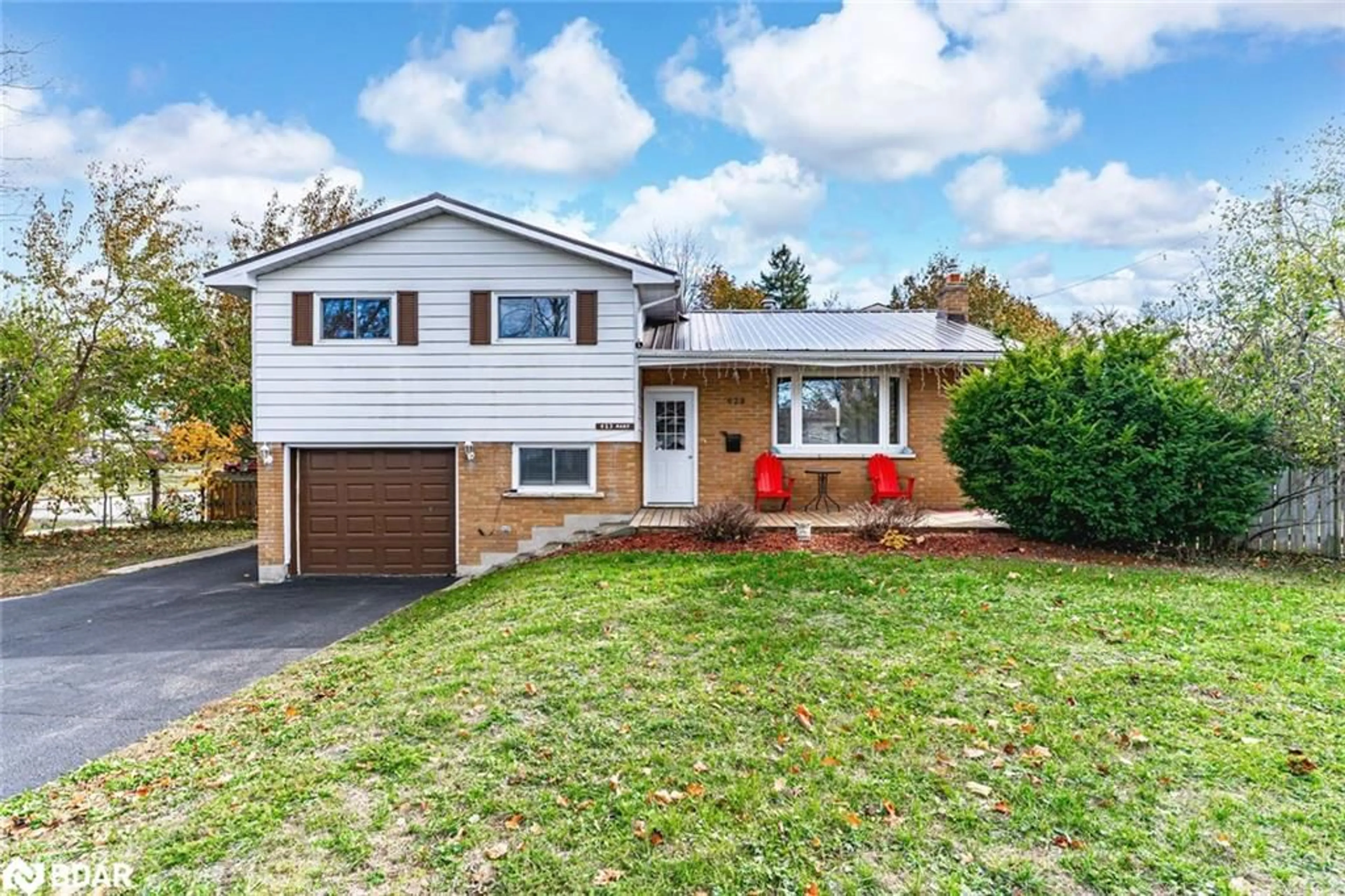 Home with vinyl exterior material, street for 423 Mary St, Orillia Ontario L3V 3G5