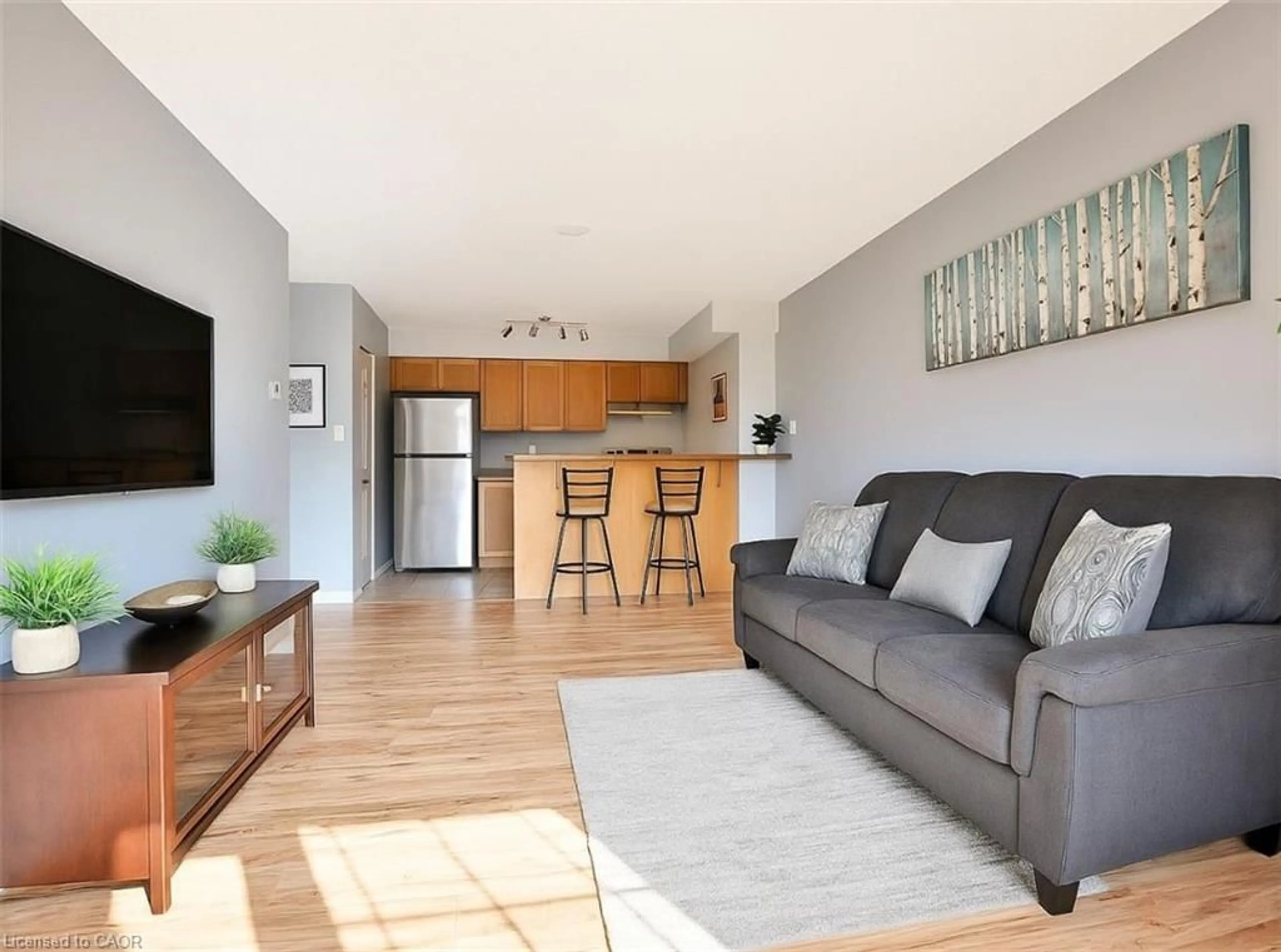 Living room with furniture, wood/laminate floor for 75 Shipway Ave #209, Newcastle Ontario L1B 0B8