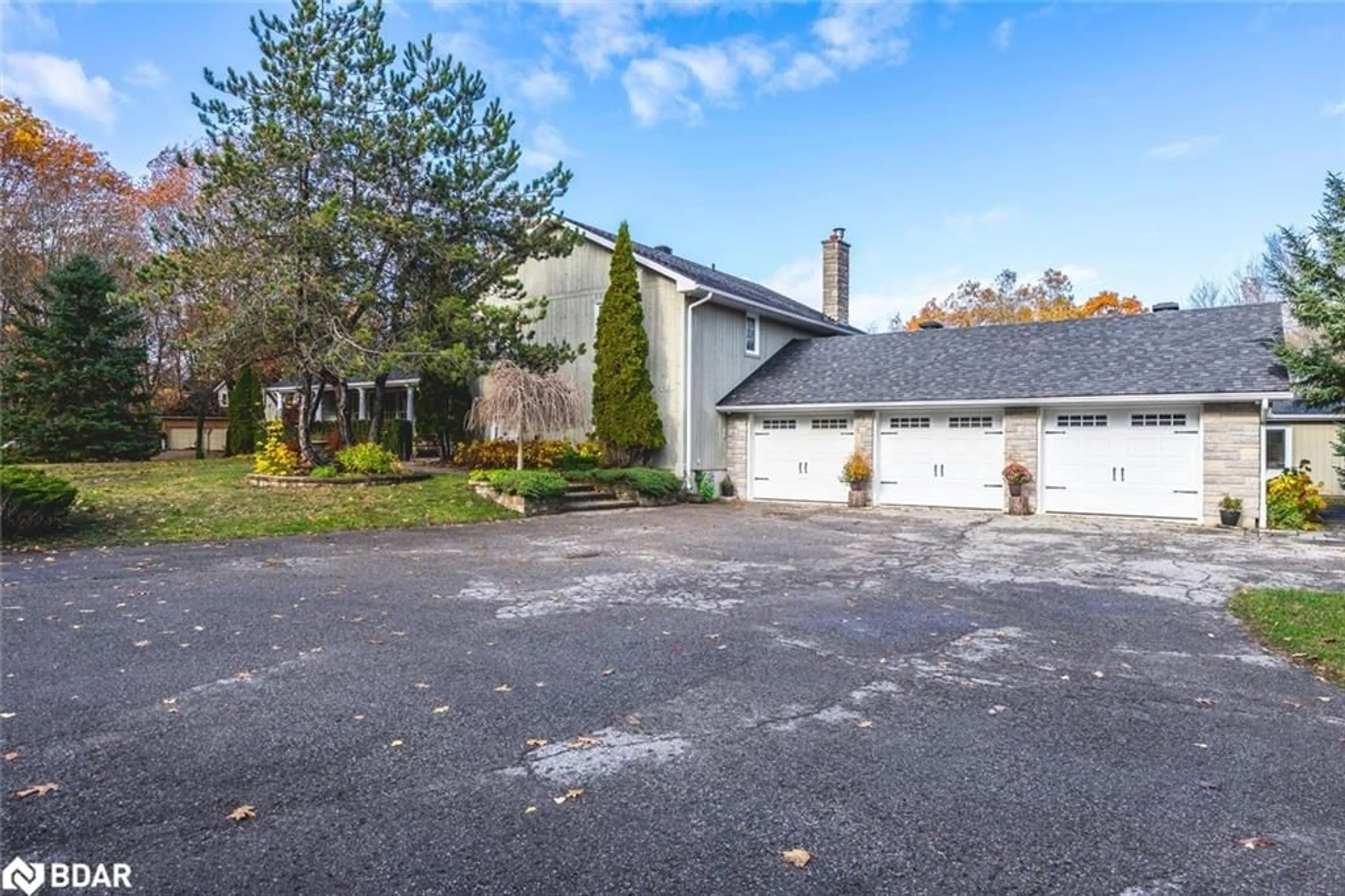 A pic from outside/outdoor area/front of a property/back of a property/a pic from drone, street for 2 Mills Cir, Midhurst Ontario L9X 0J7