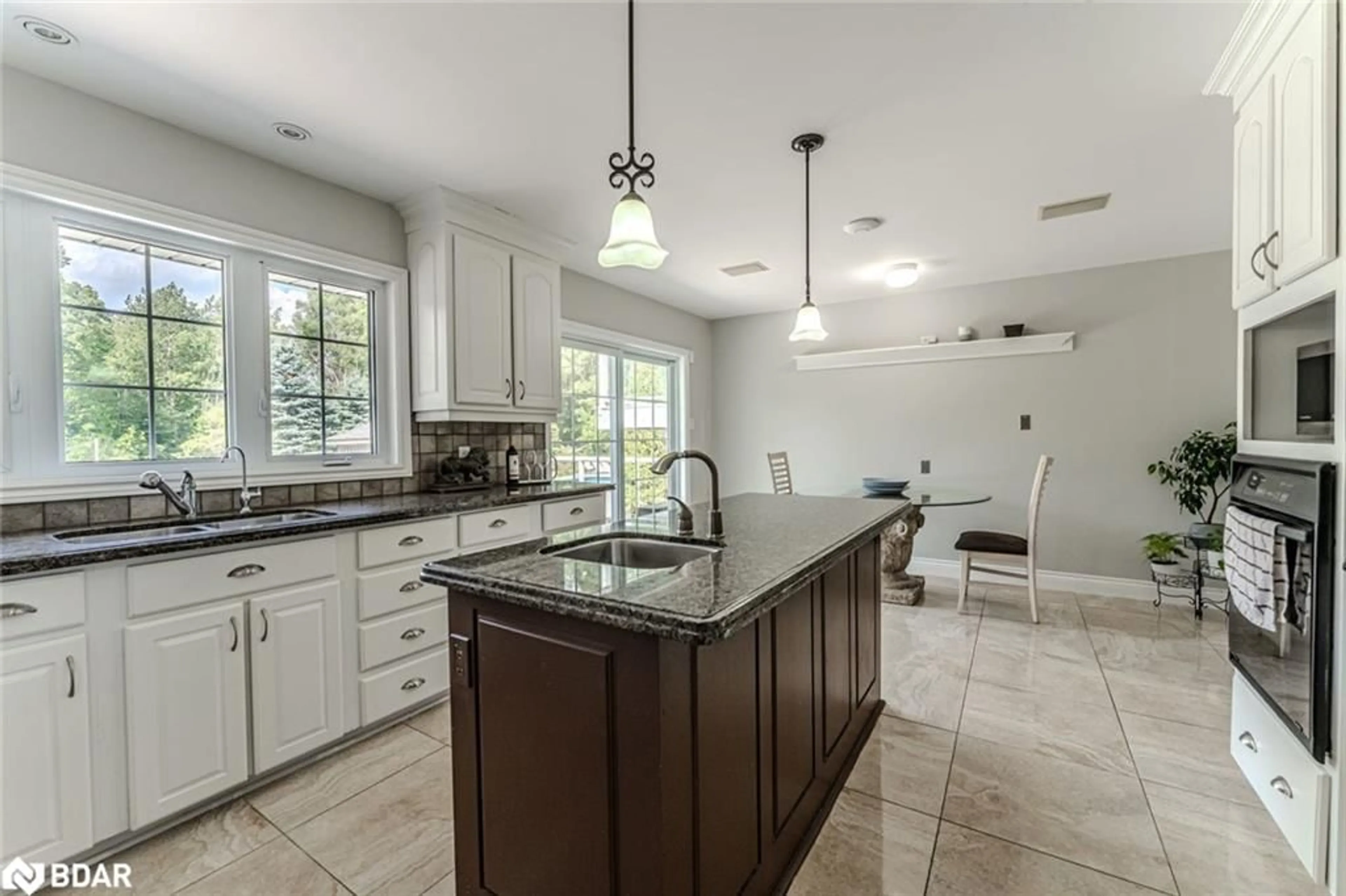 Open concept kitchen, ceramic/tile floor for 2 Mills Cir, Midhurst Ontario L9X 0J7