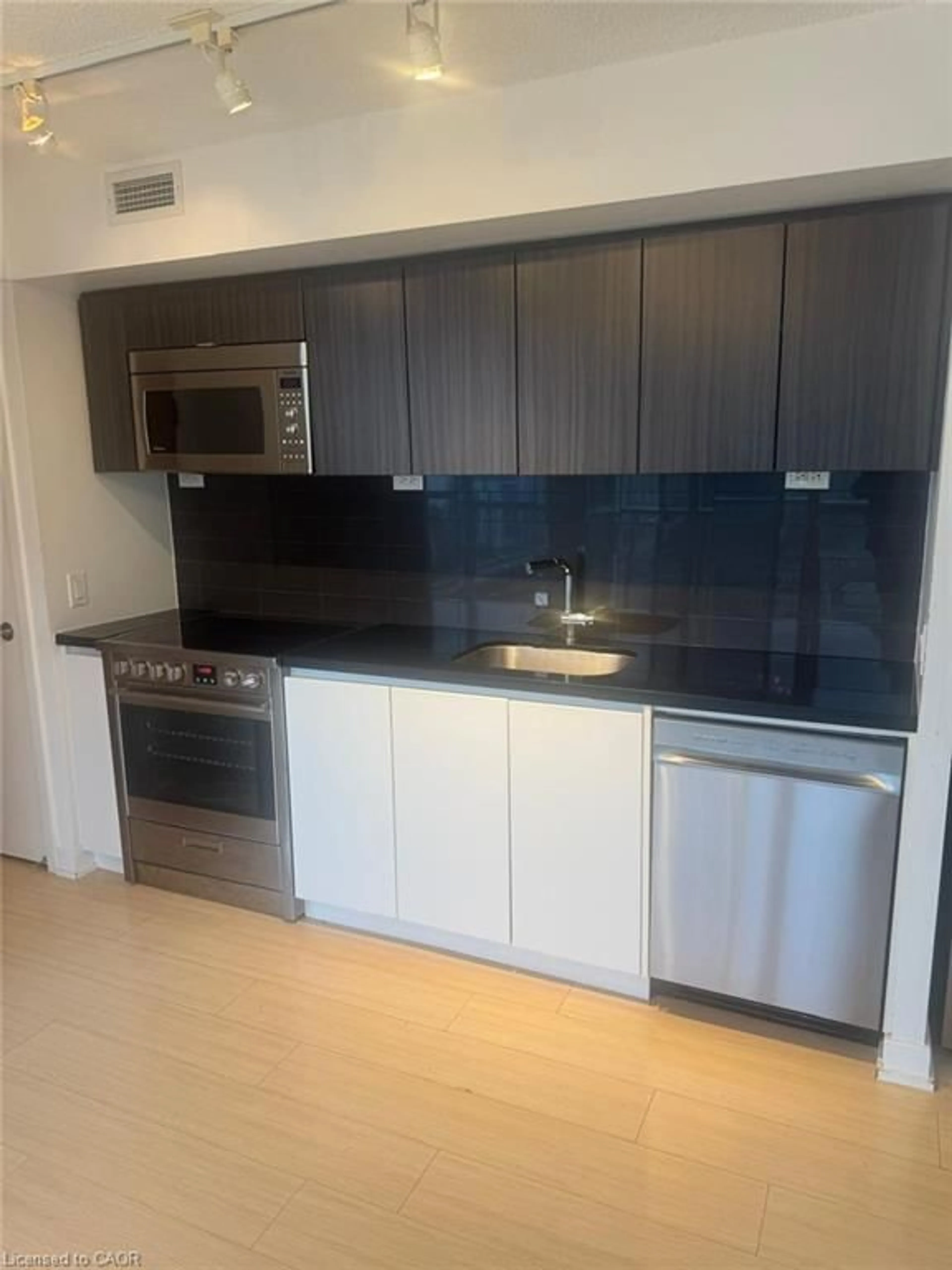 Standard kitchen, unknown for 85 Queens Wharf Rd, Toronto Ontario M5V 0J9