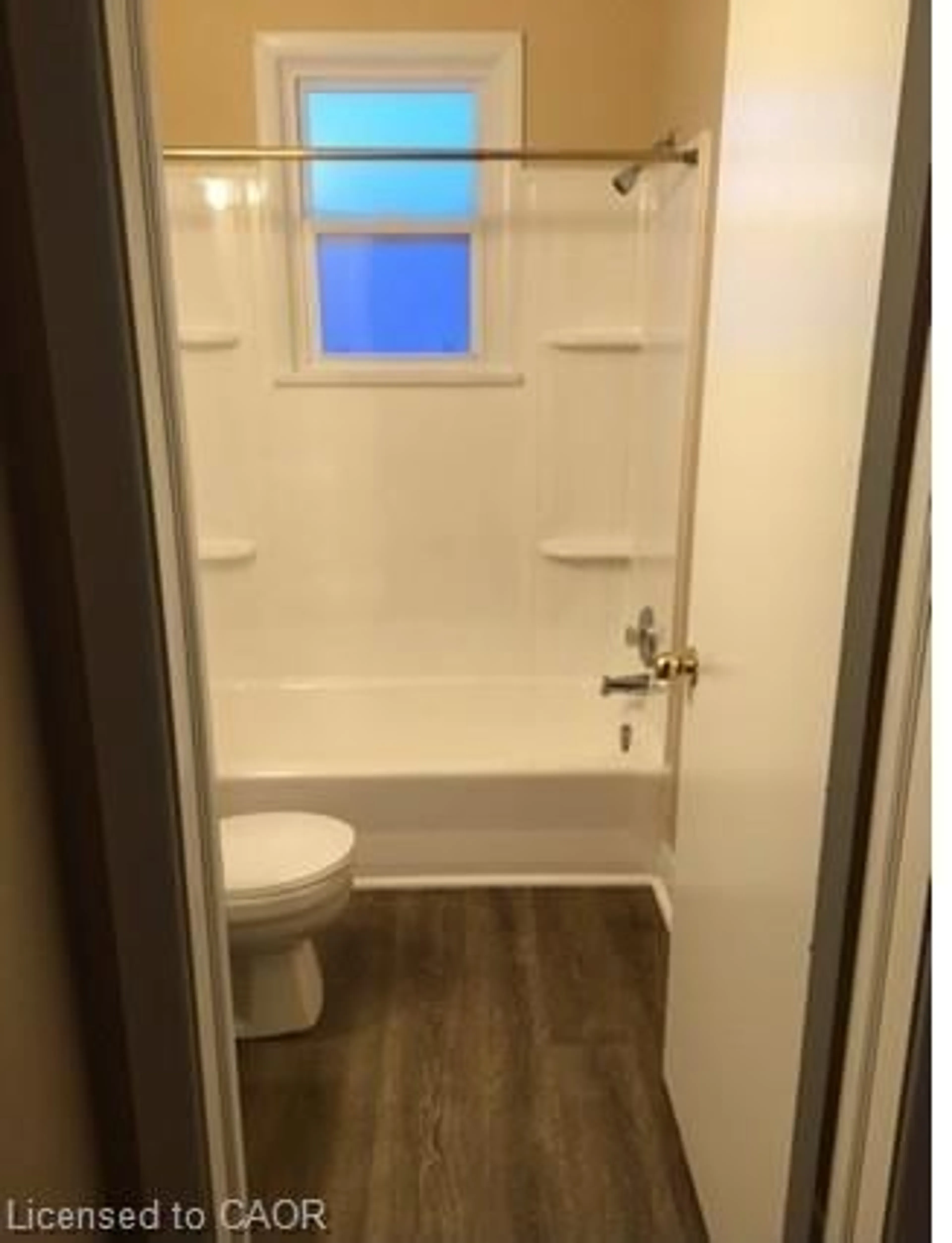 Standard bathroom, unknown for 68 Queen St, Thorold Ontario L2V 3N5