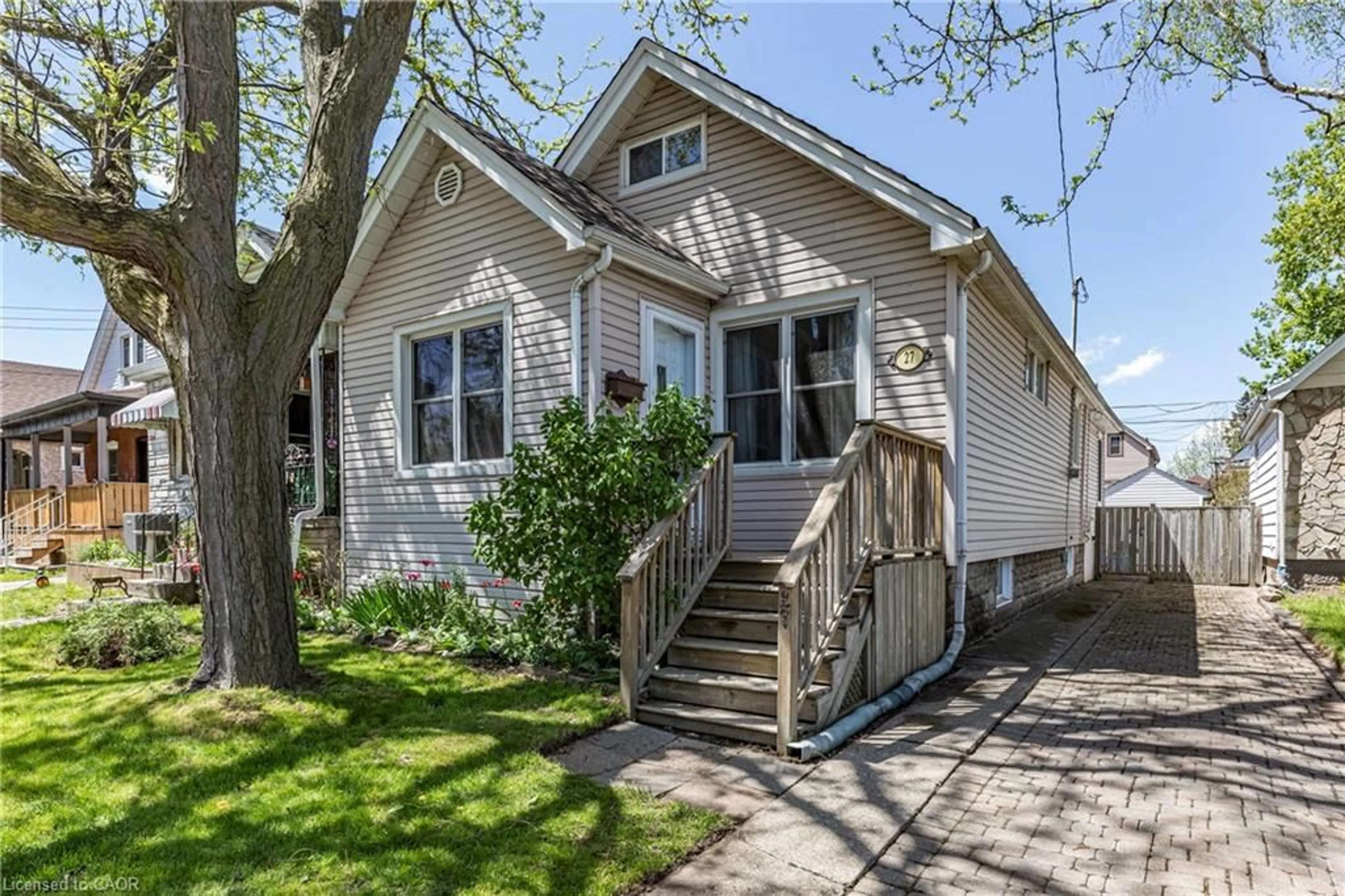 Home with vinyl exterior material, street for 27 Barons Ave, Hamilton Ontario L8H 5A3