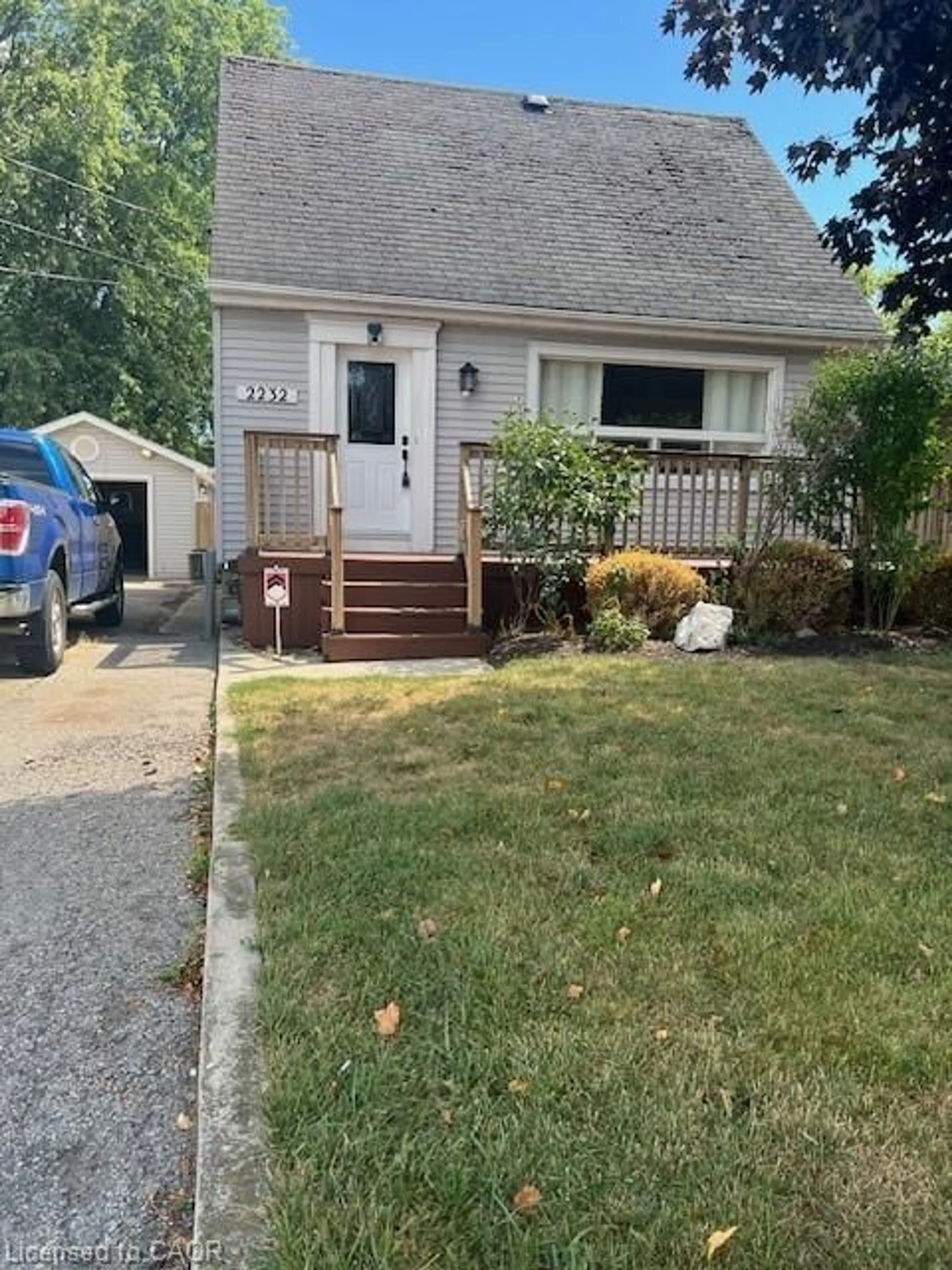 Home with vinyl exterior material, street for 2232 Queensway St, Burlington Ontario L7R 3T1