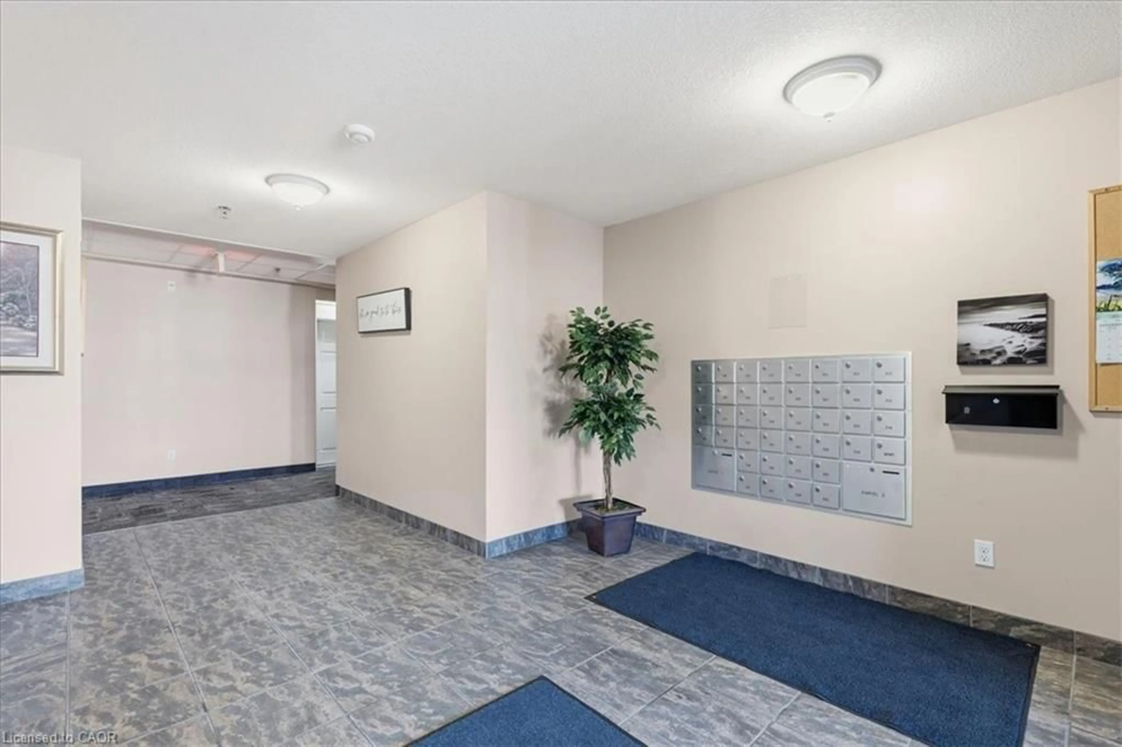 Indoor foyer for 345 Fisher Mills Rd #301, Cambridge Ontario N3C 0E5