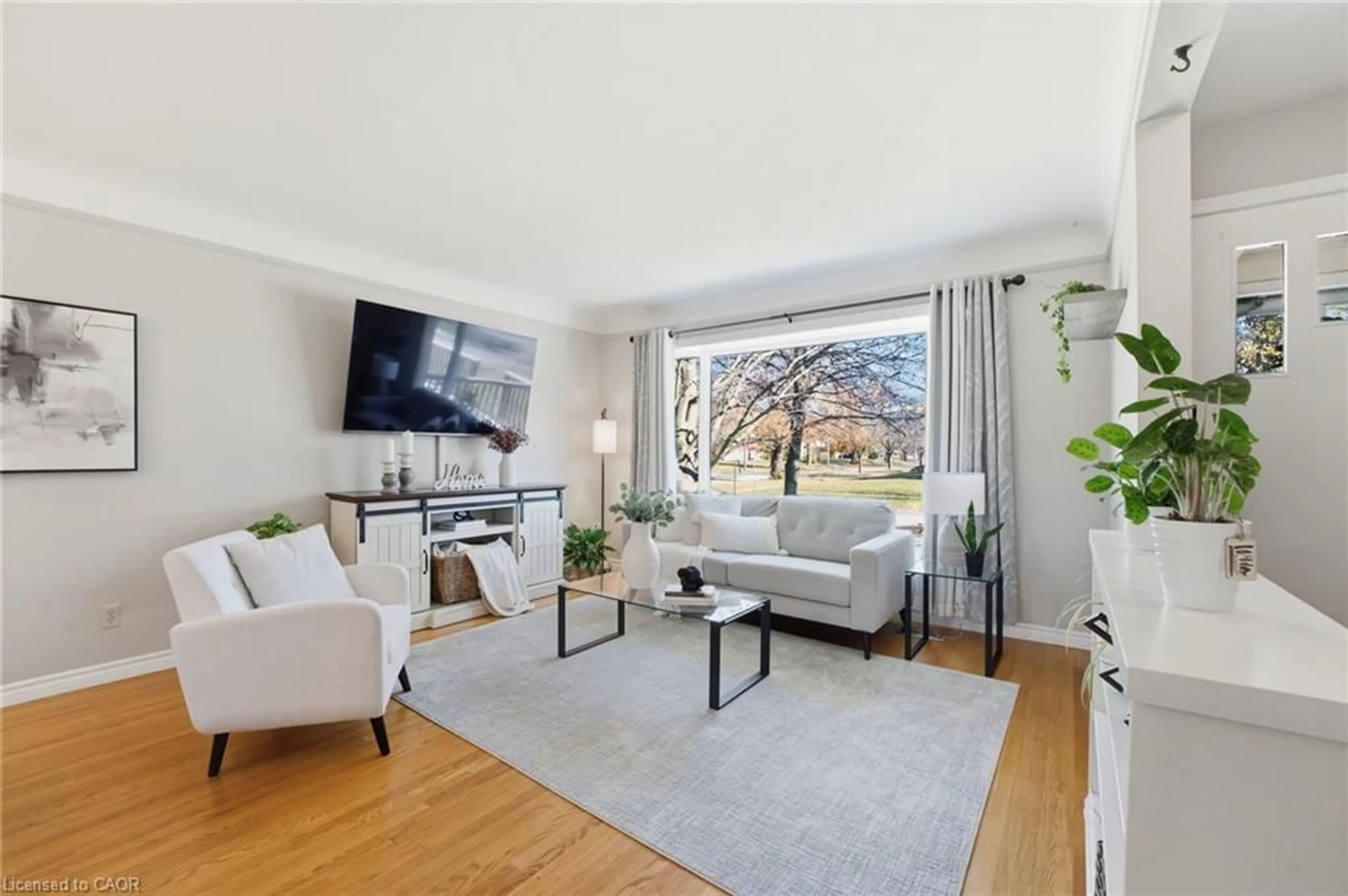 Living room with furniture, unknown for 11 Kensington Ave, Kitchener Ontario N2B 1J5