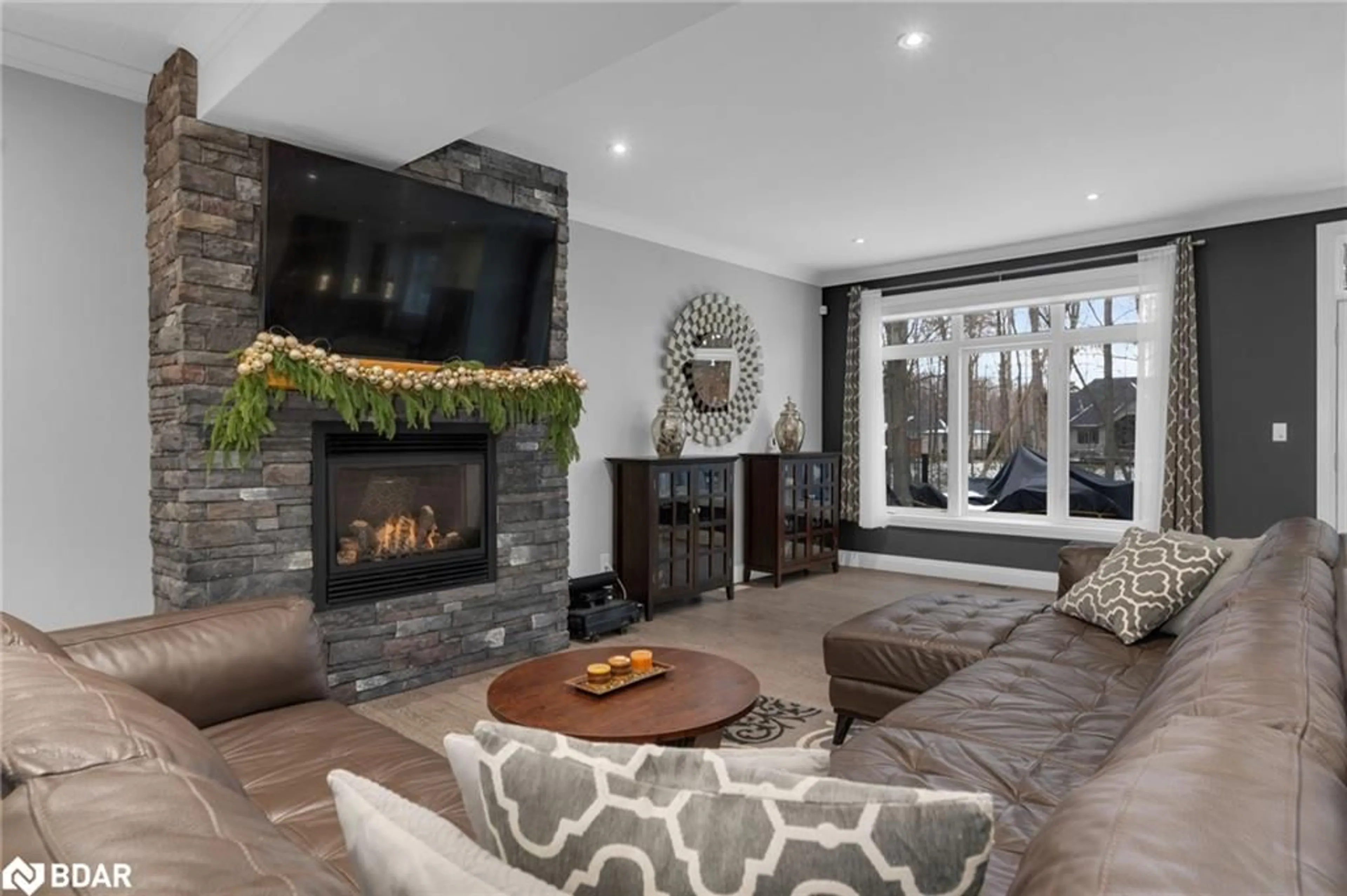 Living room with furniture, unknown for 17 Black Creek Trail, Minesing Ontario L9X 0J2