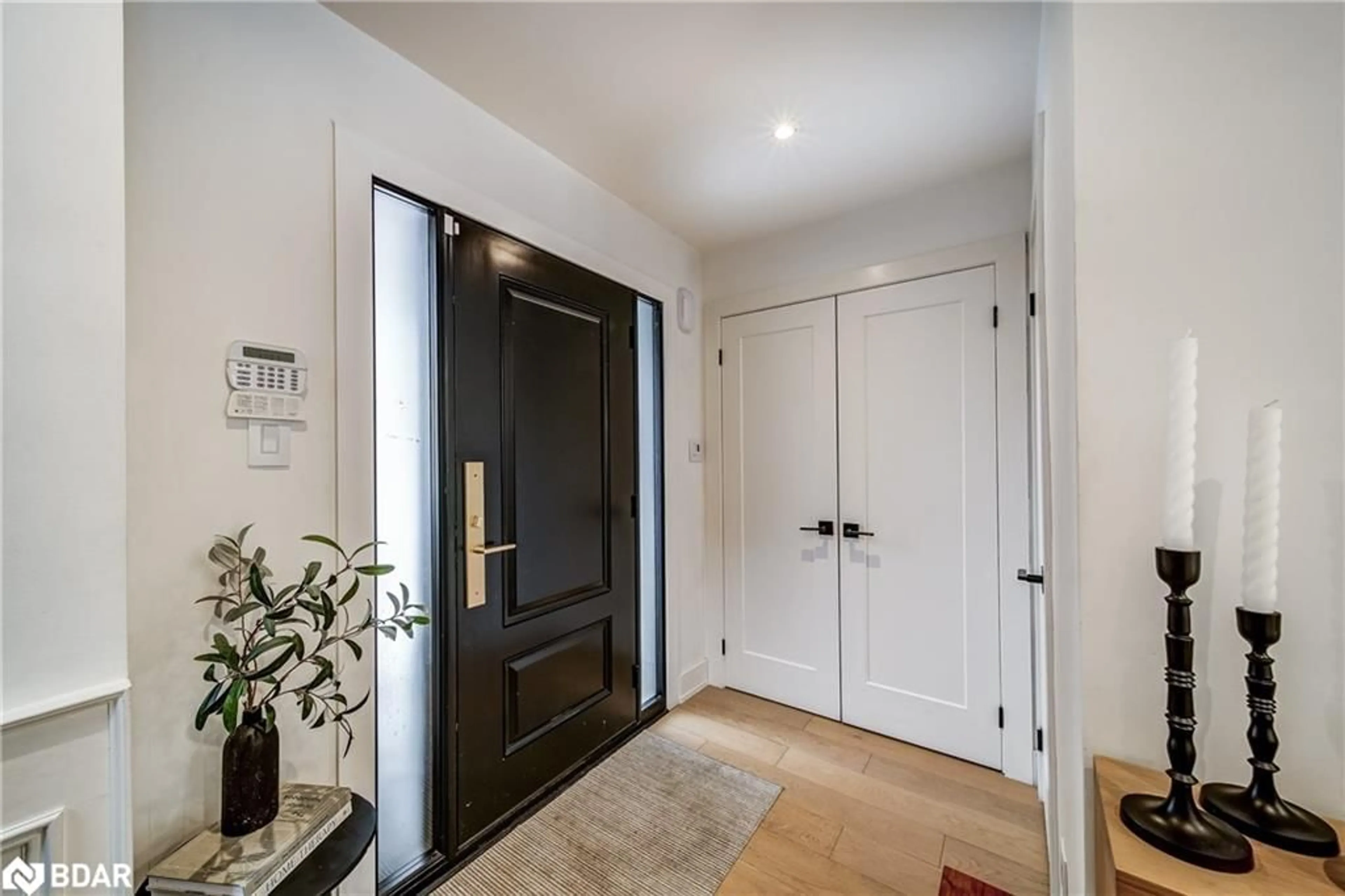 Indoor entryway for 158 Dawlish Ave, Aurora Ontario L4G 6R2