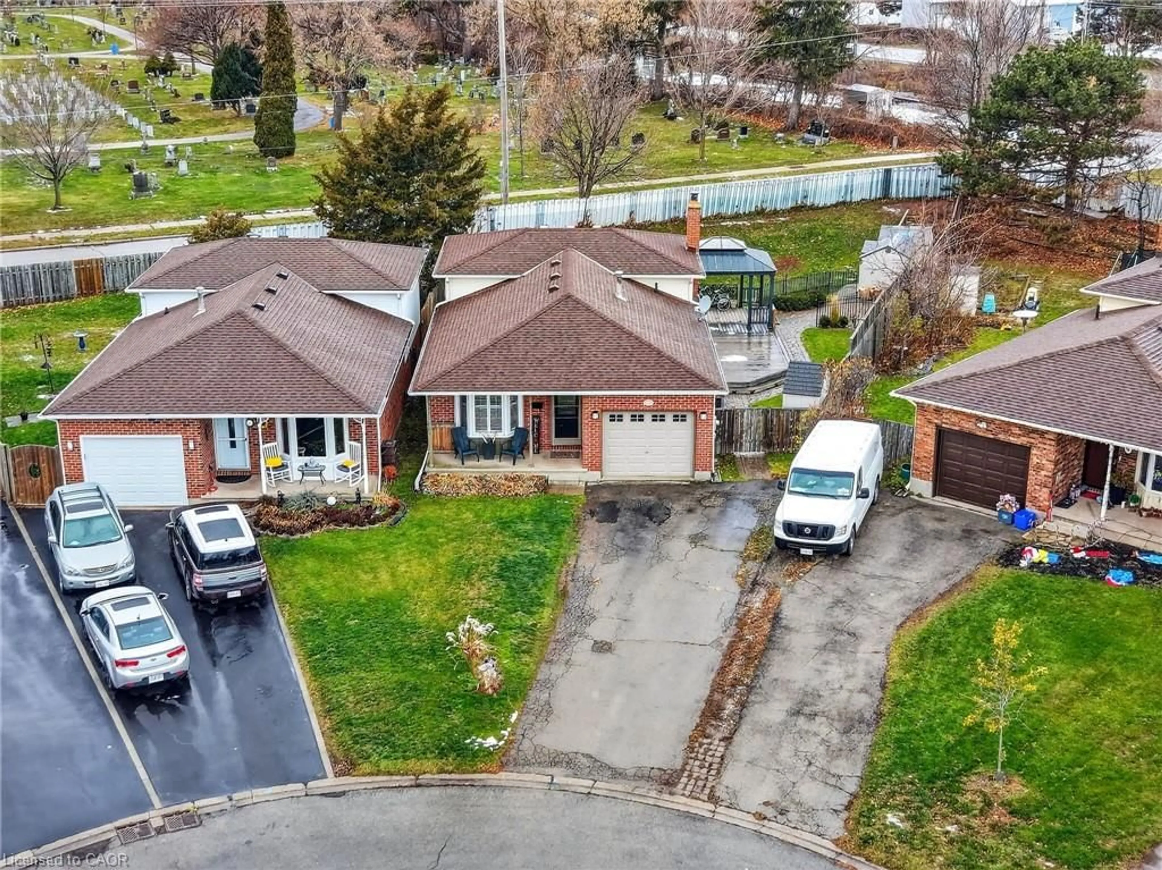 A pic from outside/outdoor area/front of a property/back of a property/a pic from drone, street for 90 Sandra Cres, Grimsby Ontario L3M 4Y7