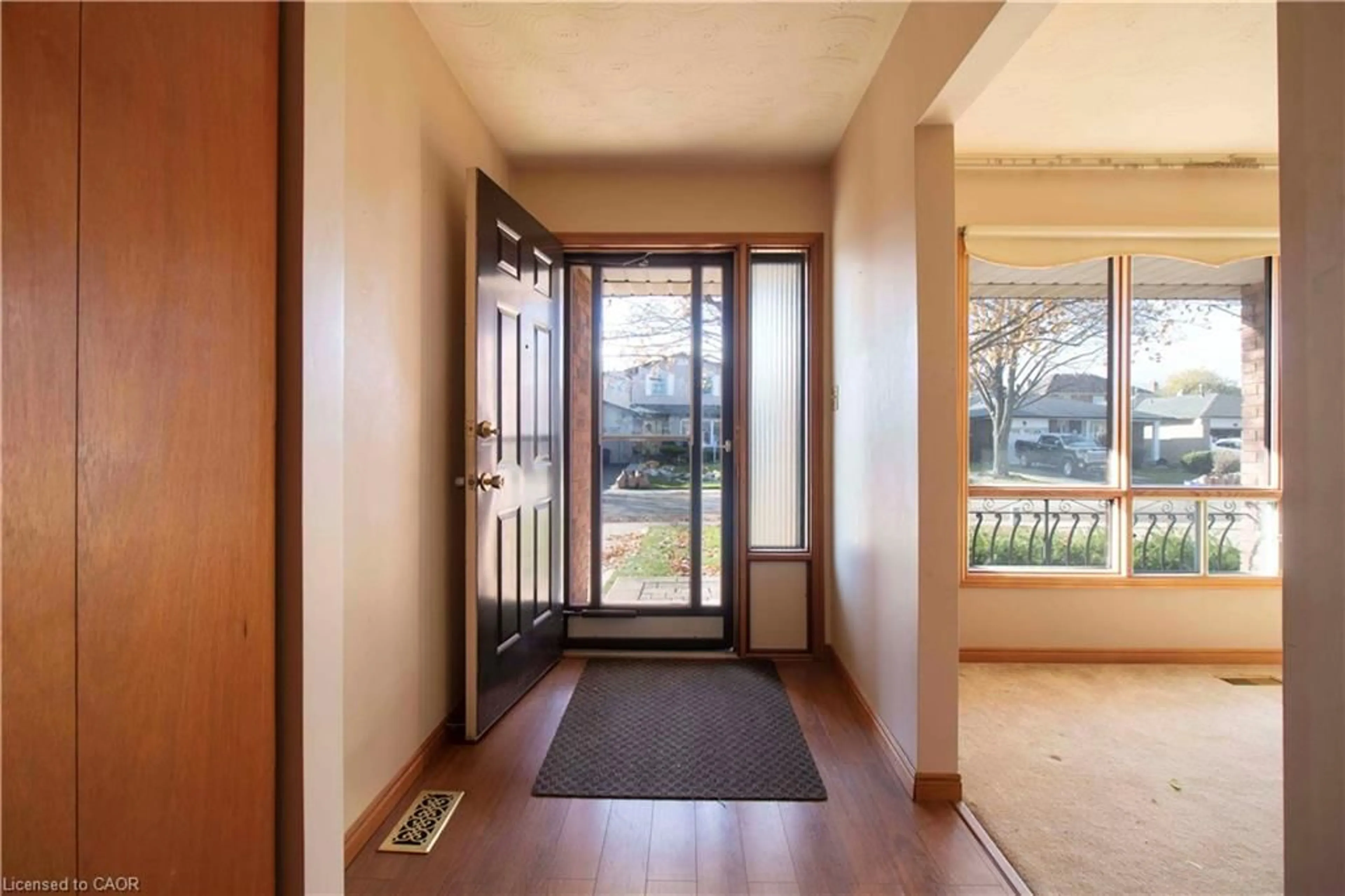 Indoor entryway for 271 Greencedar Dr, Hamilton Ontario L9C 6S2