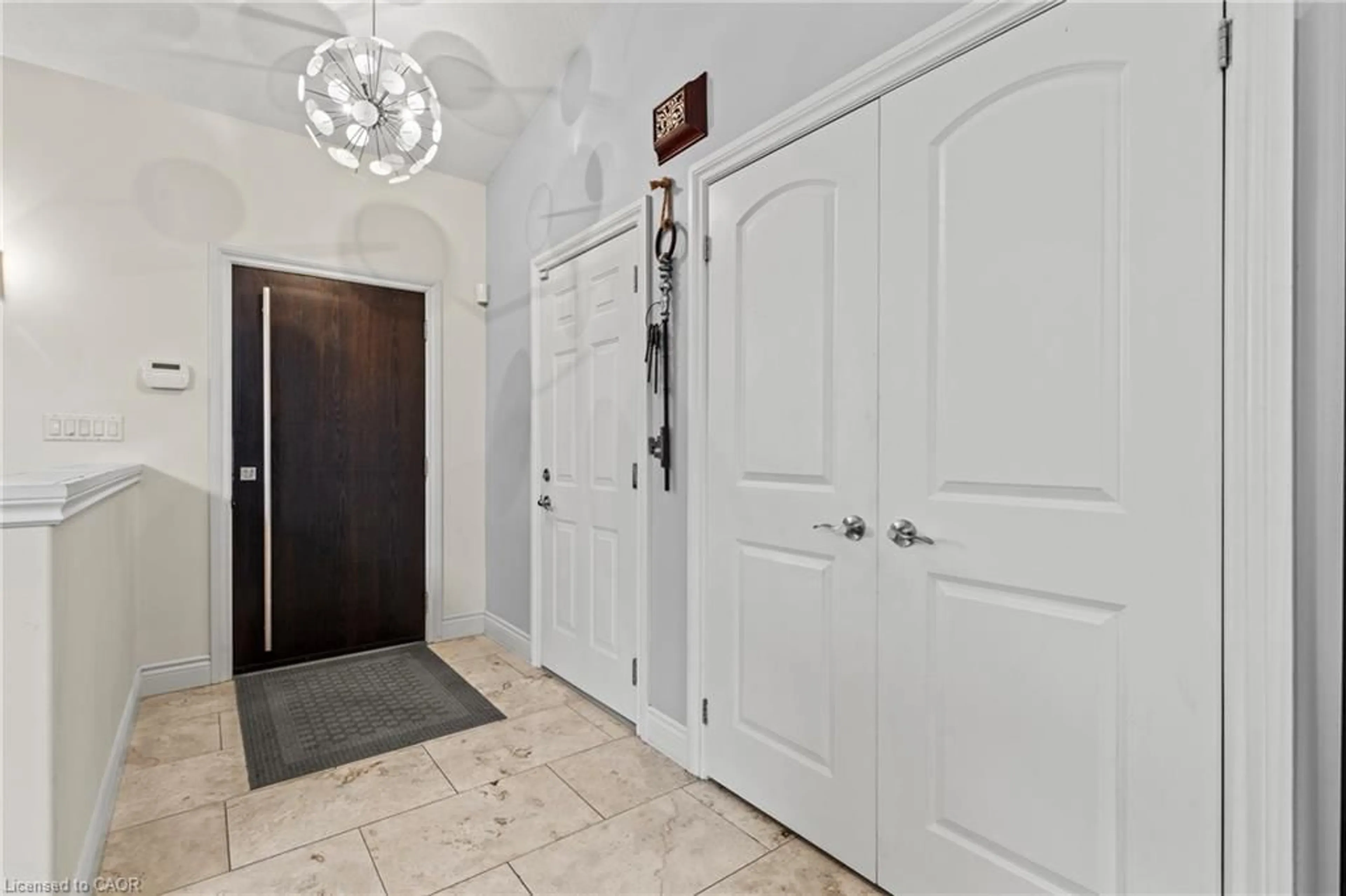 Indoor entryway for 9147 Hendershot Blvd, Niagara Falls Ontario L2H 0E3