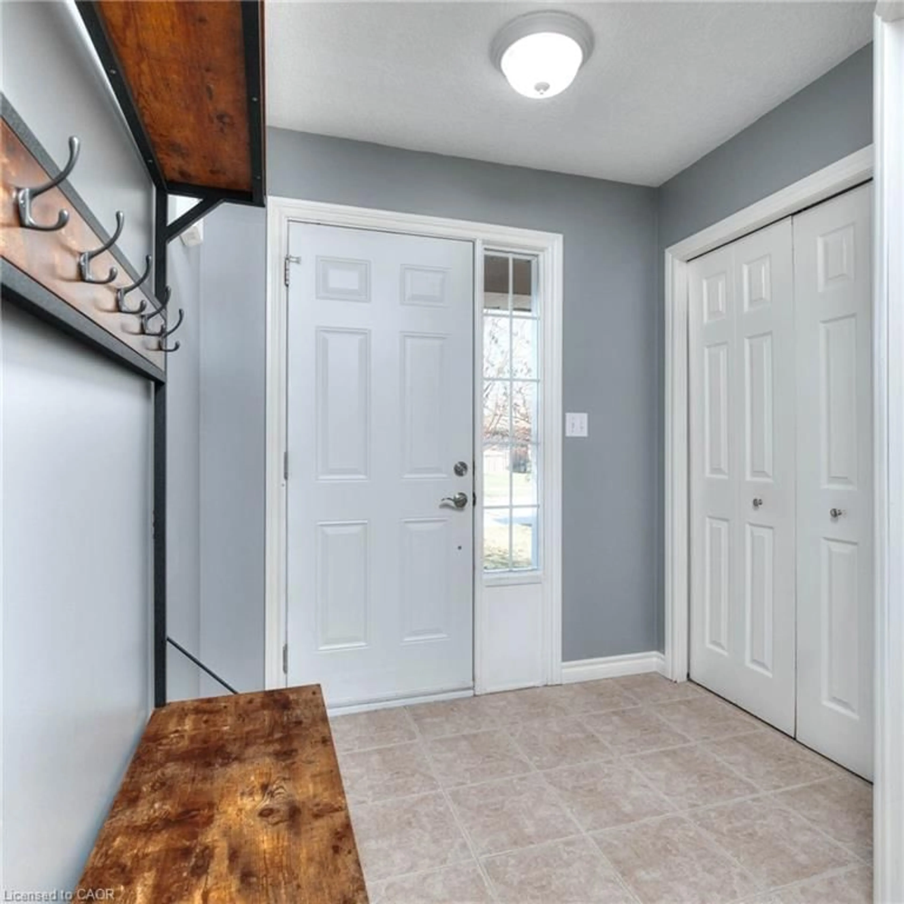 Indoor entryway for 462 Mowat St, Listowel Ontario N4W 0A4