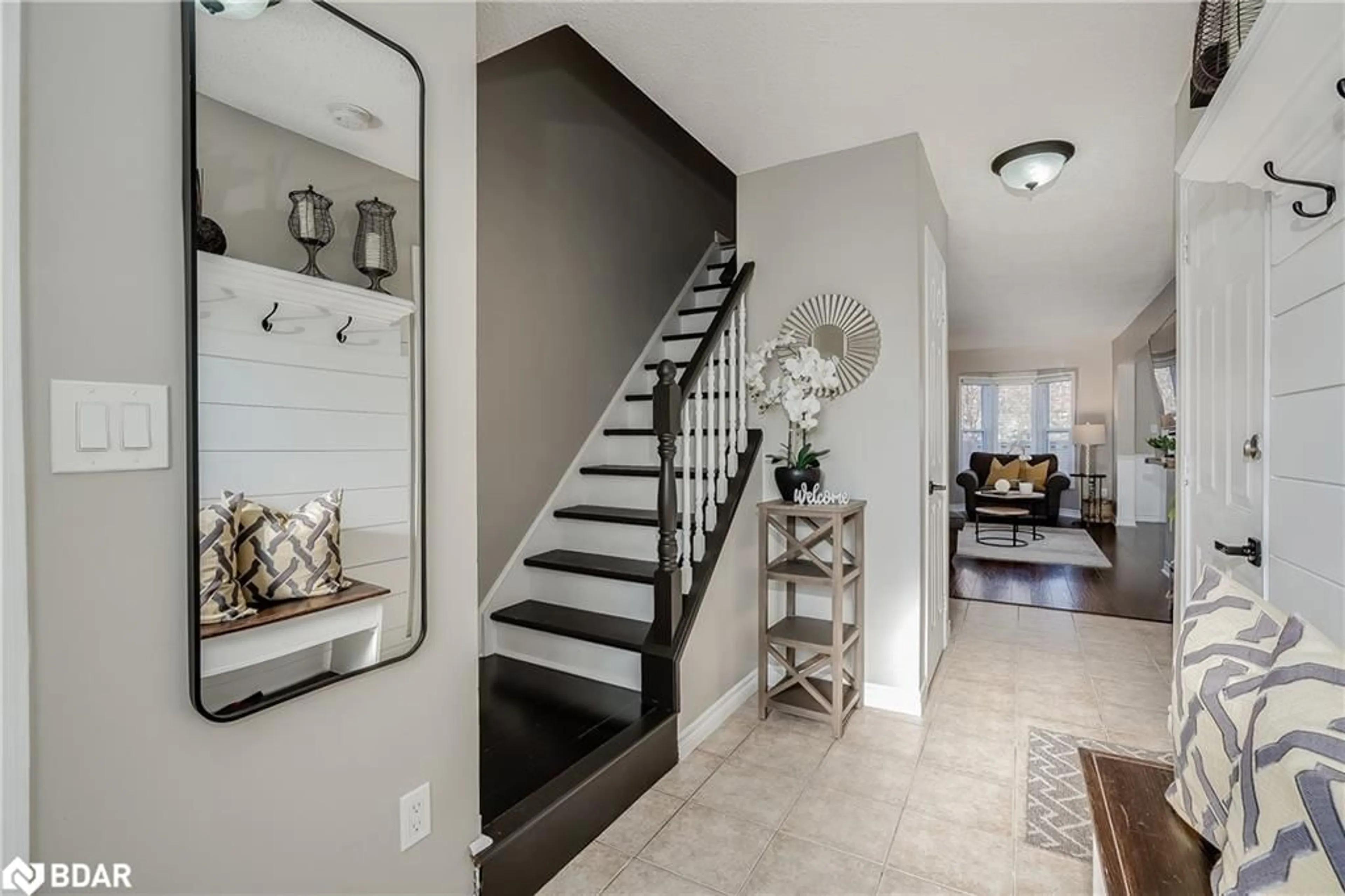 Indoor entryway for 2 Royalwood Crt #16, Stoney Creek Ontario L8E 4Y9