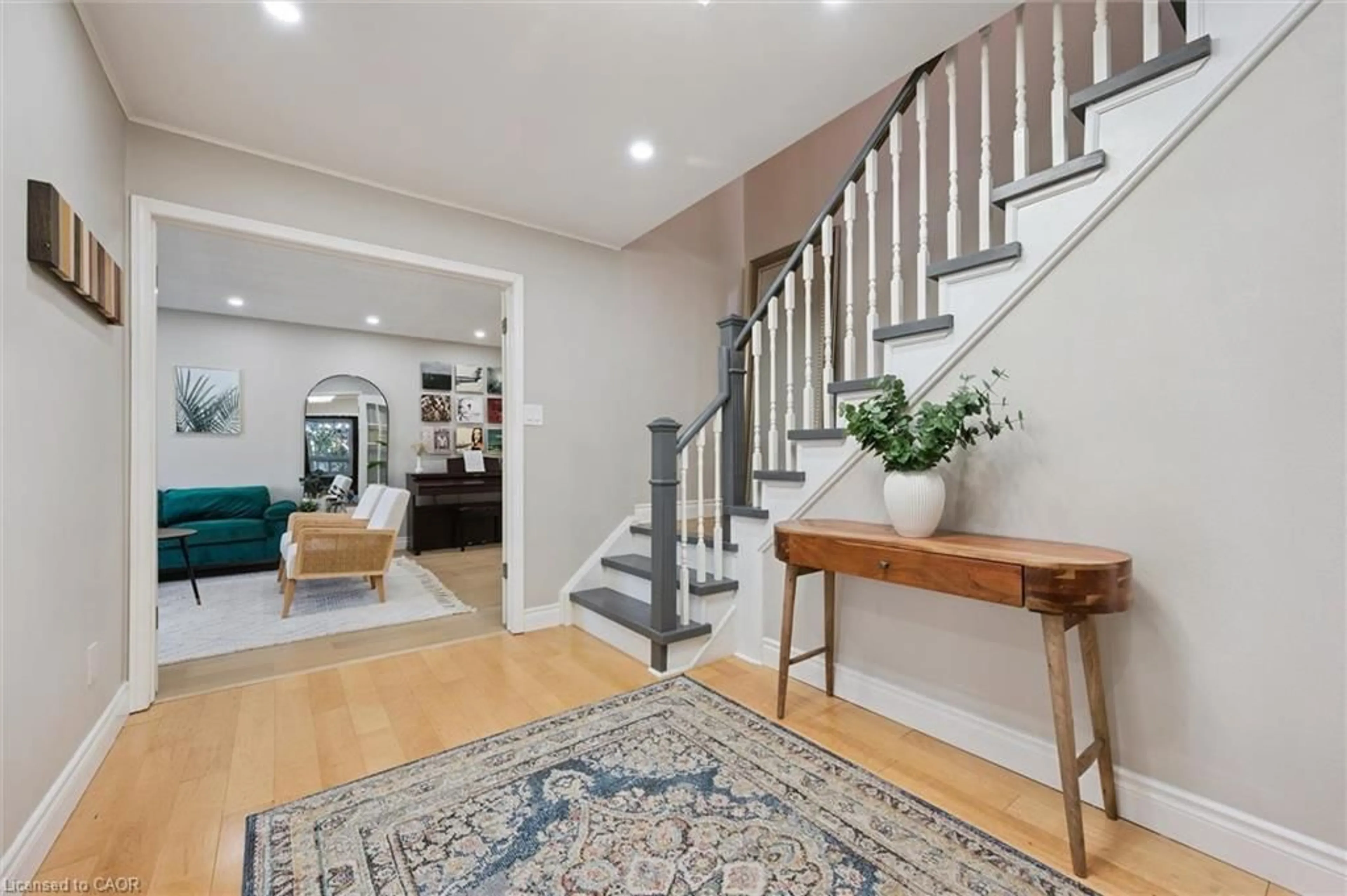 Indoor entryway for 424 Clairbrook Cres, Waterloo Ontario N2L 5V7