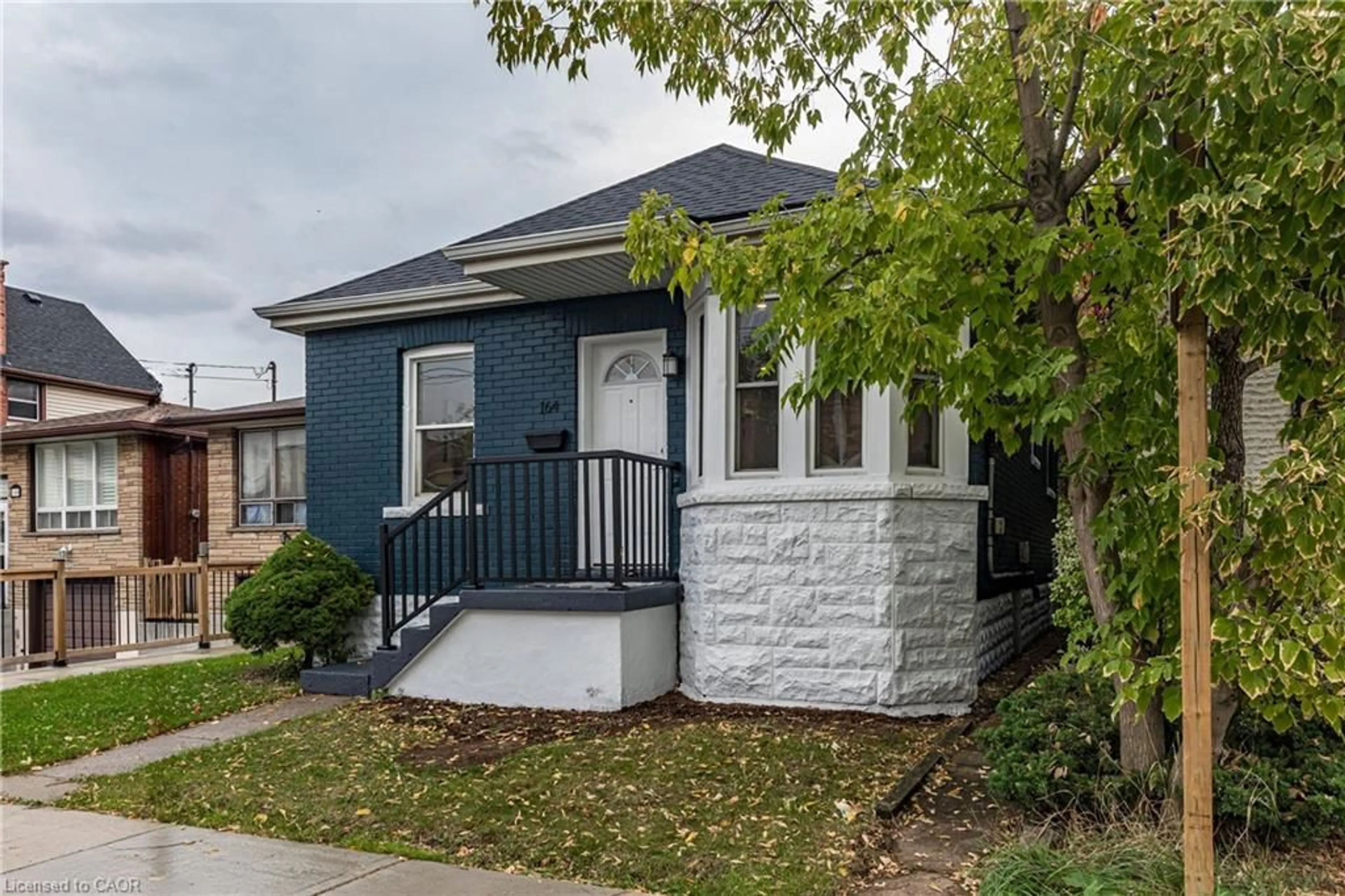 Home with vinyl exterior material, street for 164 London St, Hamilton Ontario L8H 4B8