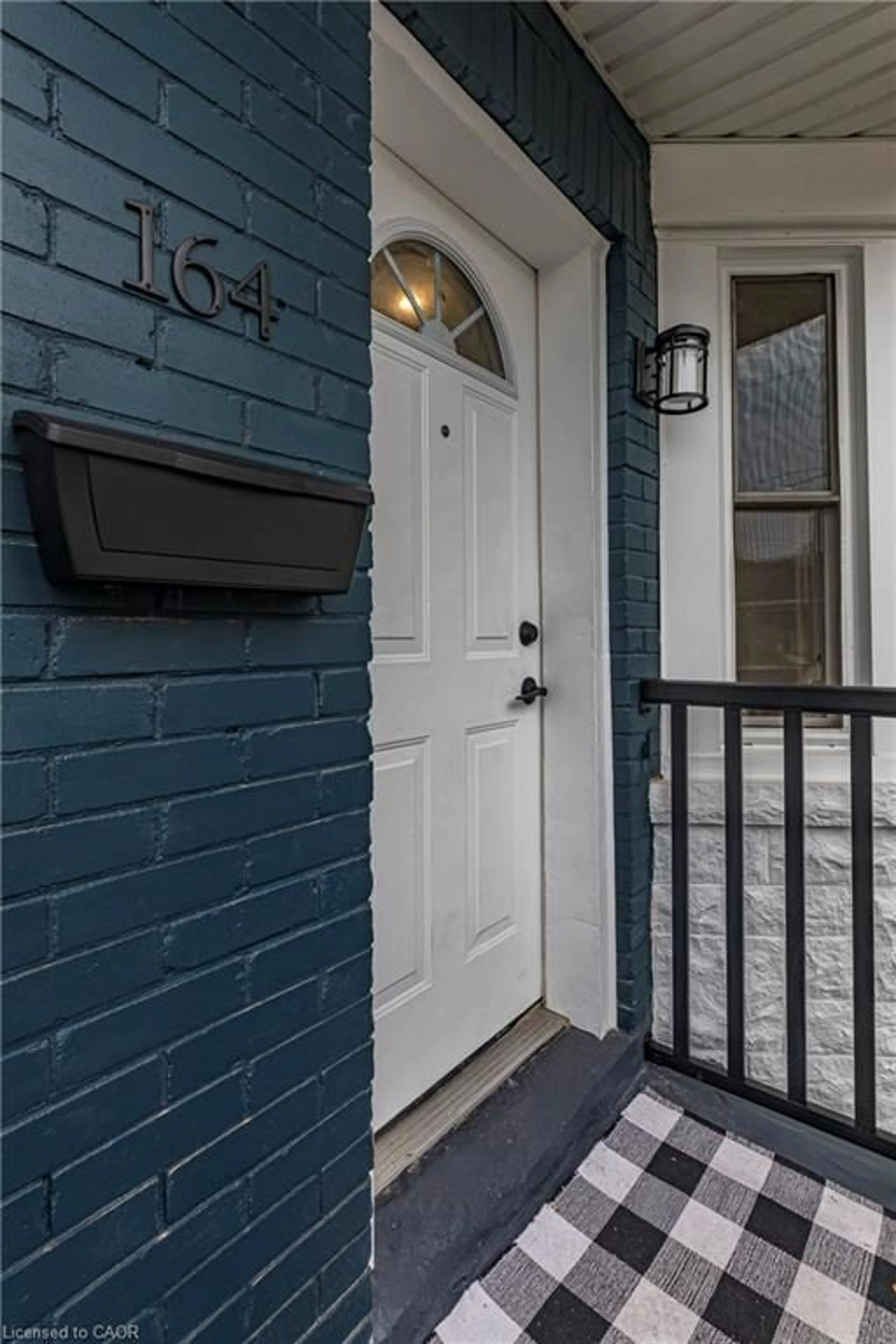 Indoor entryway for 164 London St, Hamilton Ontario L8H 4B8