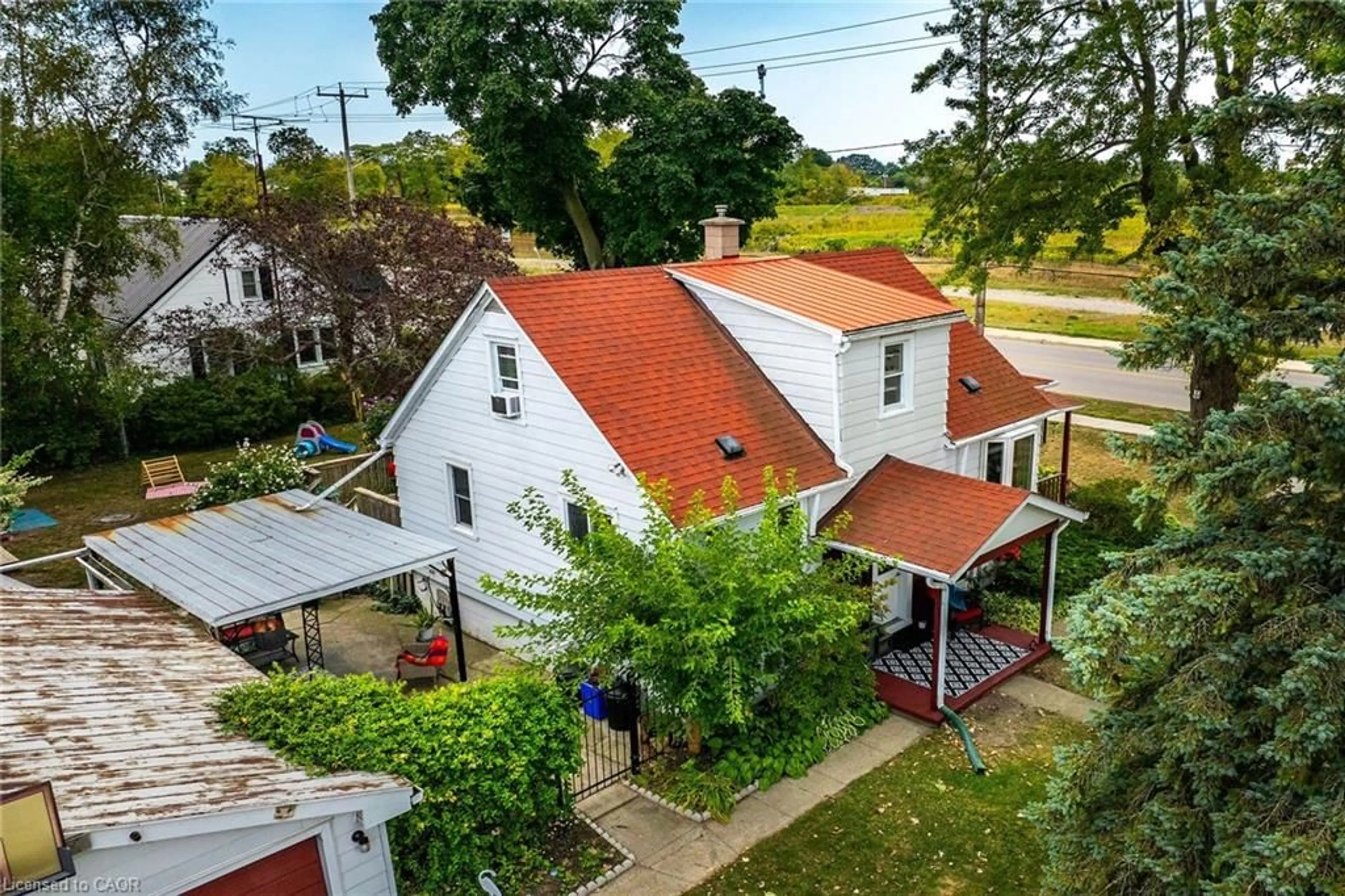 A pic from outside/outdoor area/front of a property/back of a property/a pic from drone, street for 805 Broad St, Dunnville Ontario N1A 1H4