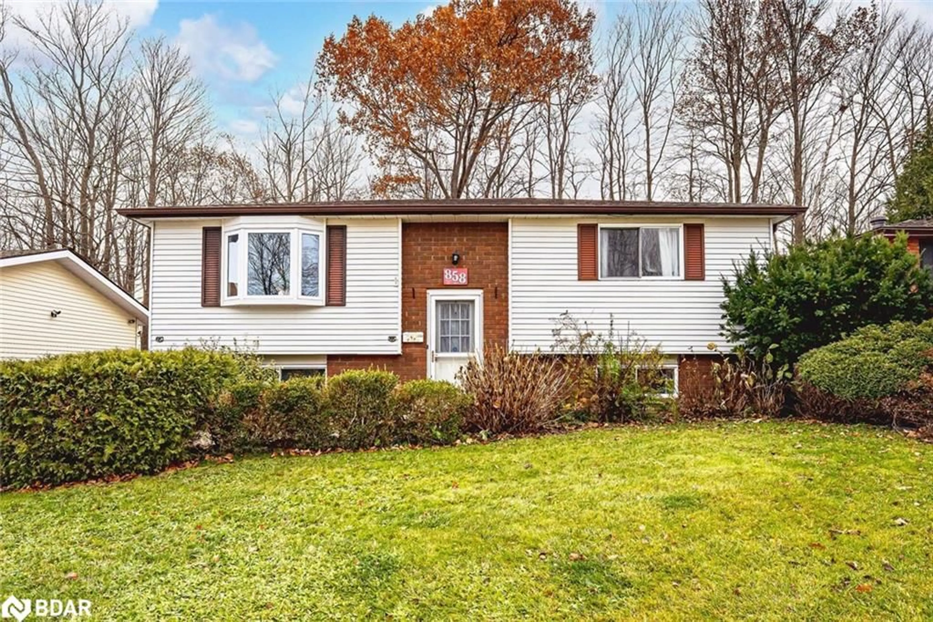 Home with vinyl exterior material, street for 858 Birchwood Dr, Midland Ontario L4R 4Y2